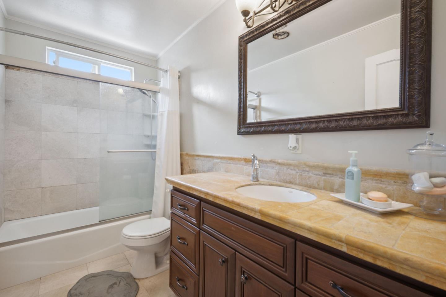 Detail Gallery Image 9 of 20 For 17315 via Flores, San Lorenzo,  CA 94580 - 3 Beds | 2 Baths