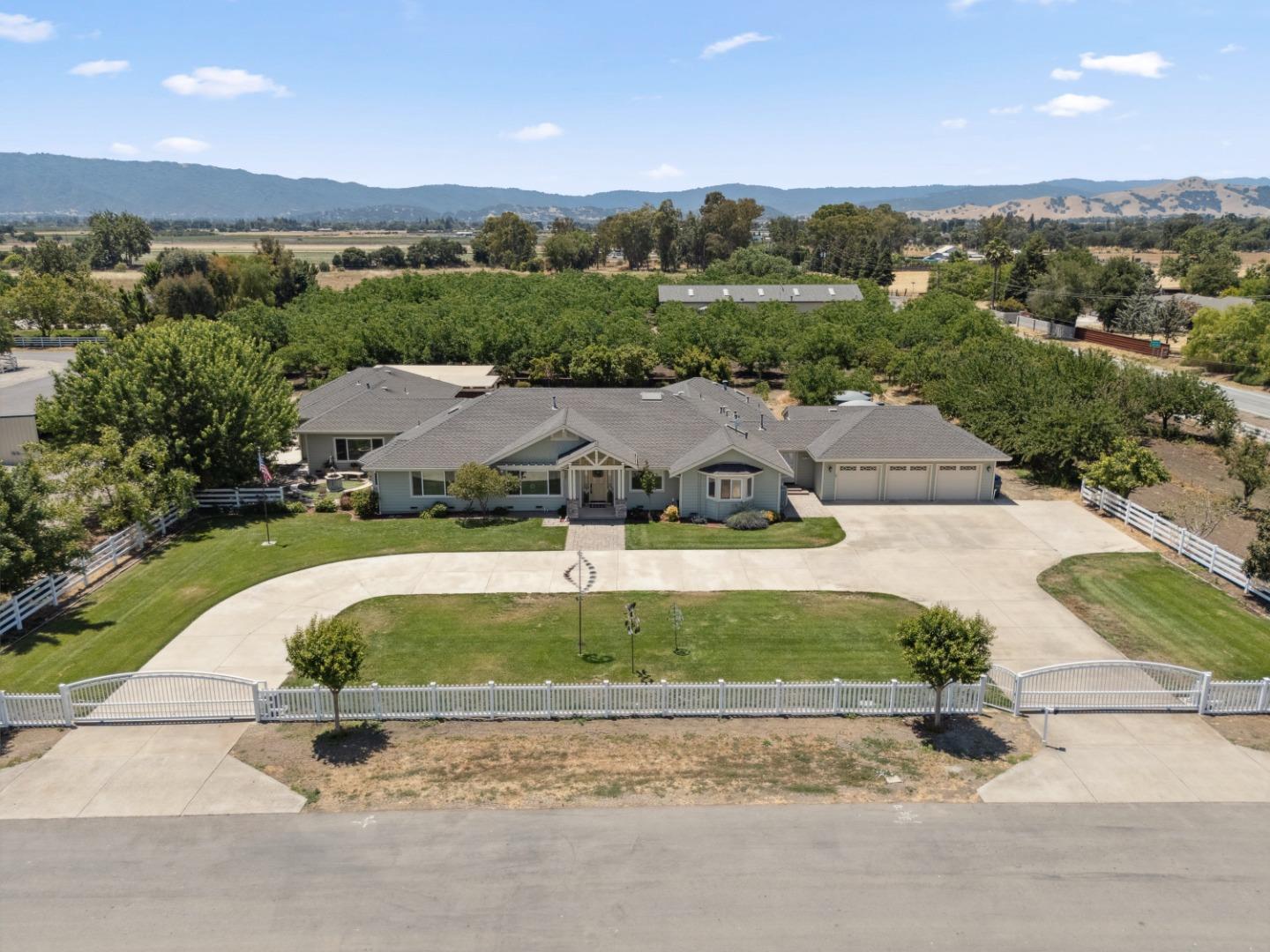 Detail Gallery Image 2 of 99 For 9885 Wilford Way, Gilroy,  CA 95020 - 4 Beds | 4 Baths