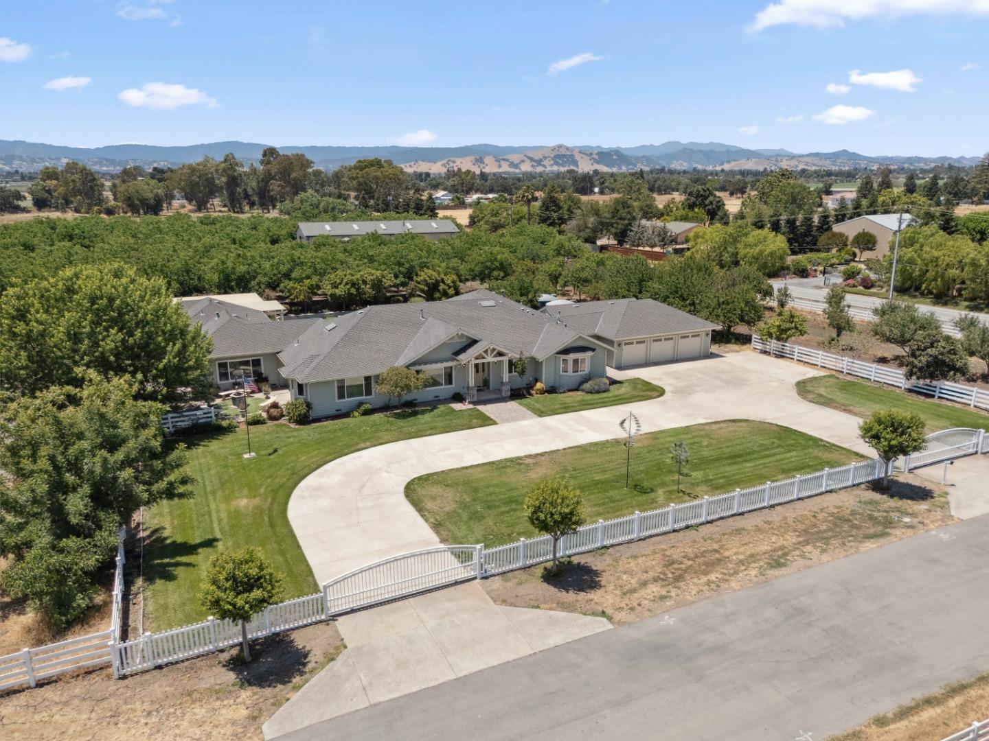 Detail Gallery Image 3 of 99 For 9885 Wilford Way, Gilroy,  CA 95020 - 4 Beds | 4 Baths