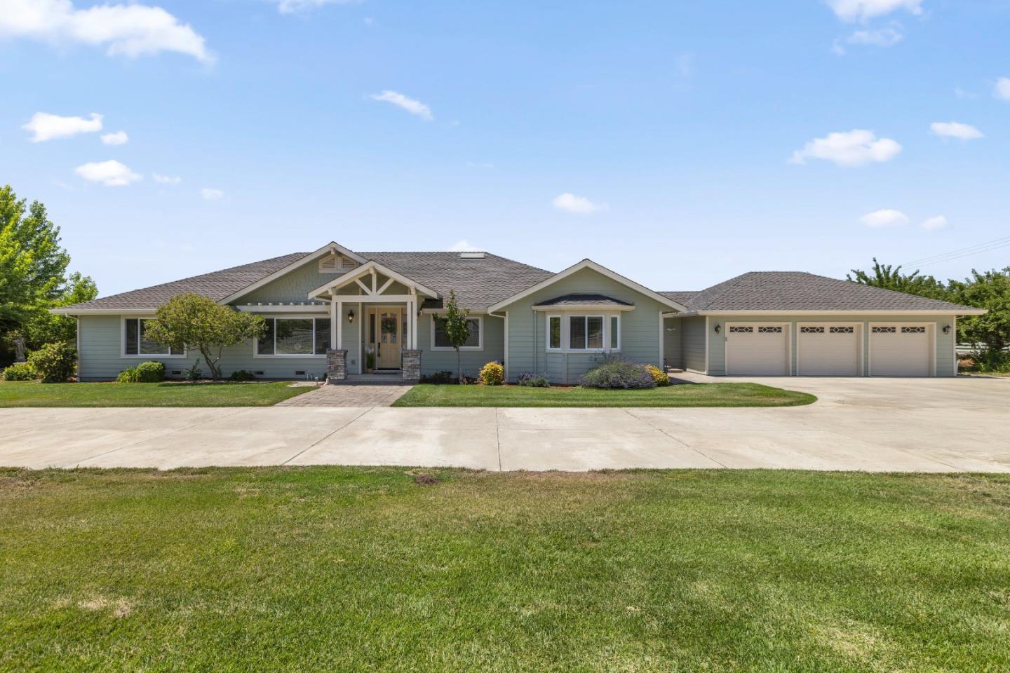 Detail Gallery Image 5 of 99 For 9885 Wilford Way, Gilroy,  CA 95020 - 4 Beds | 4 Baths