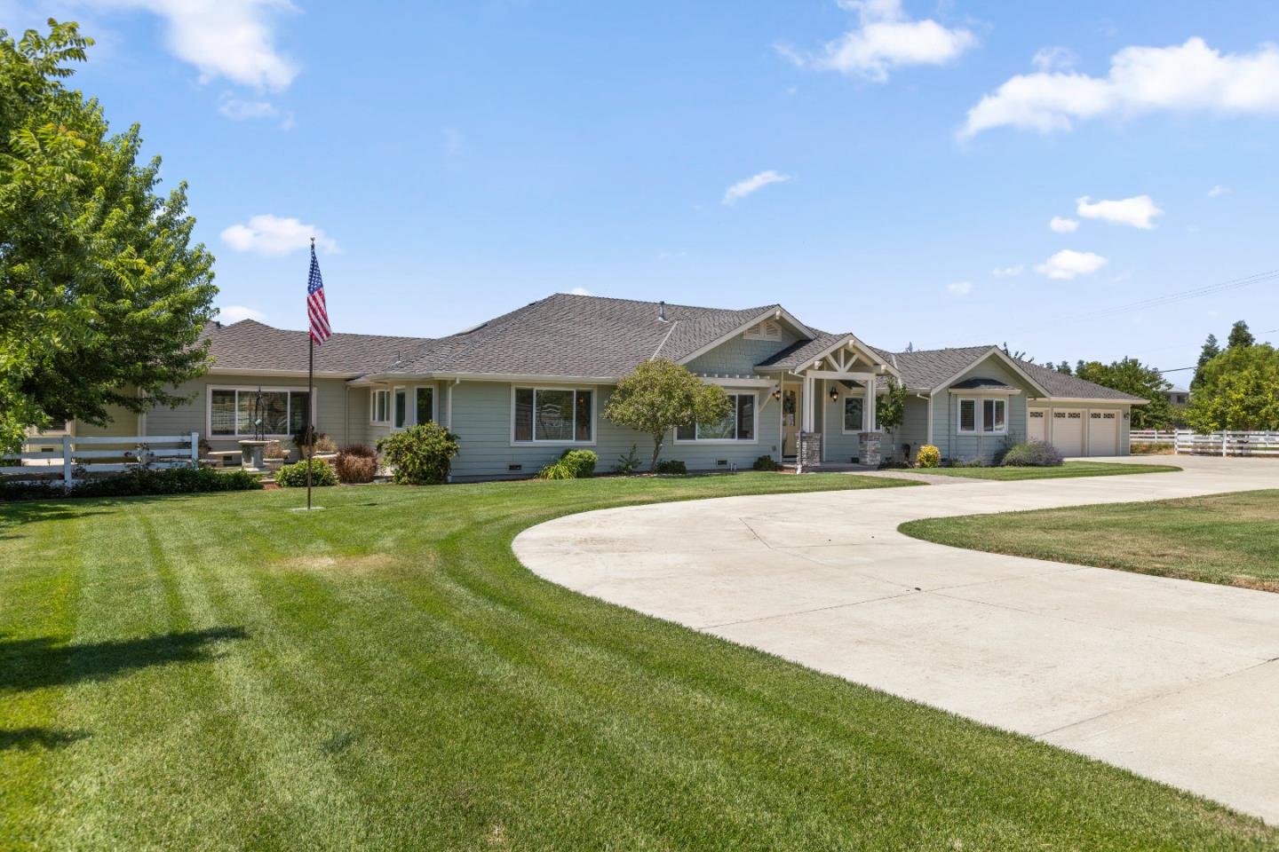 Detail Gallery Image 6 of 99 For 9885 Wilford Way, Gilroy,  CA 95020 - 4 Beds | 4 Baths