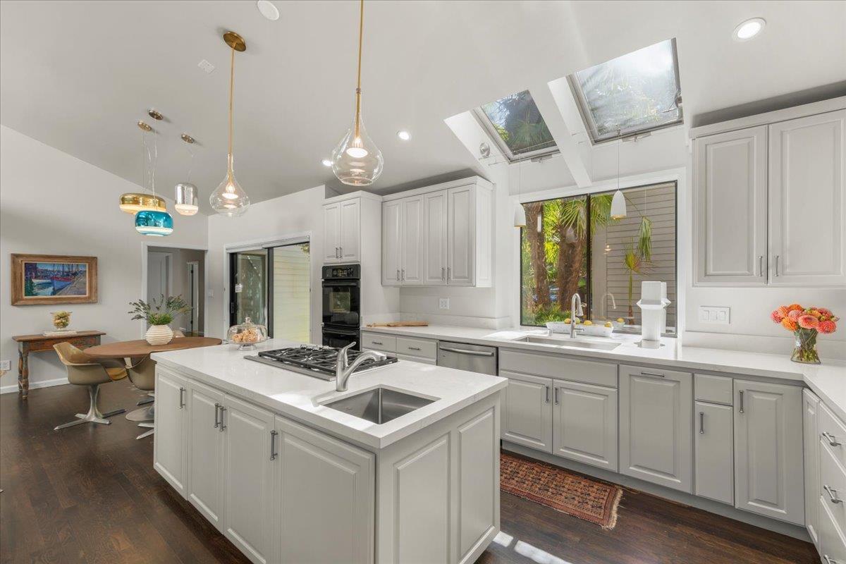 Detail Gallery Image 29 of 108 For 28140 Story Hill Ln, Los Altos Hills,  CA 94022 - 5 Beds | 4/1 Baths