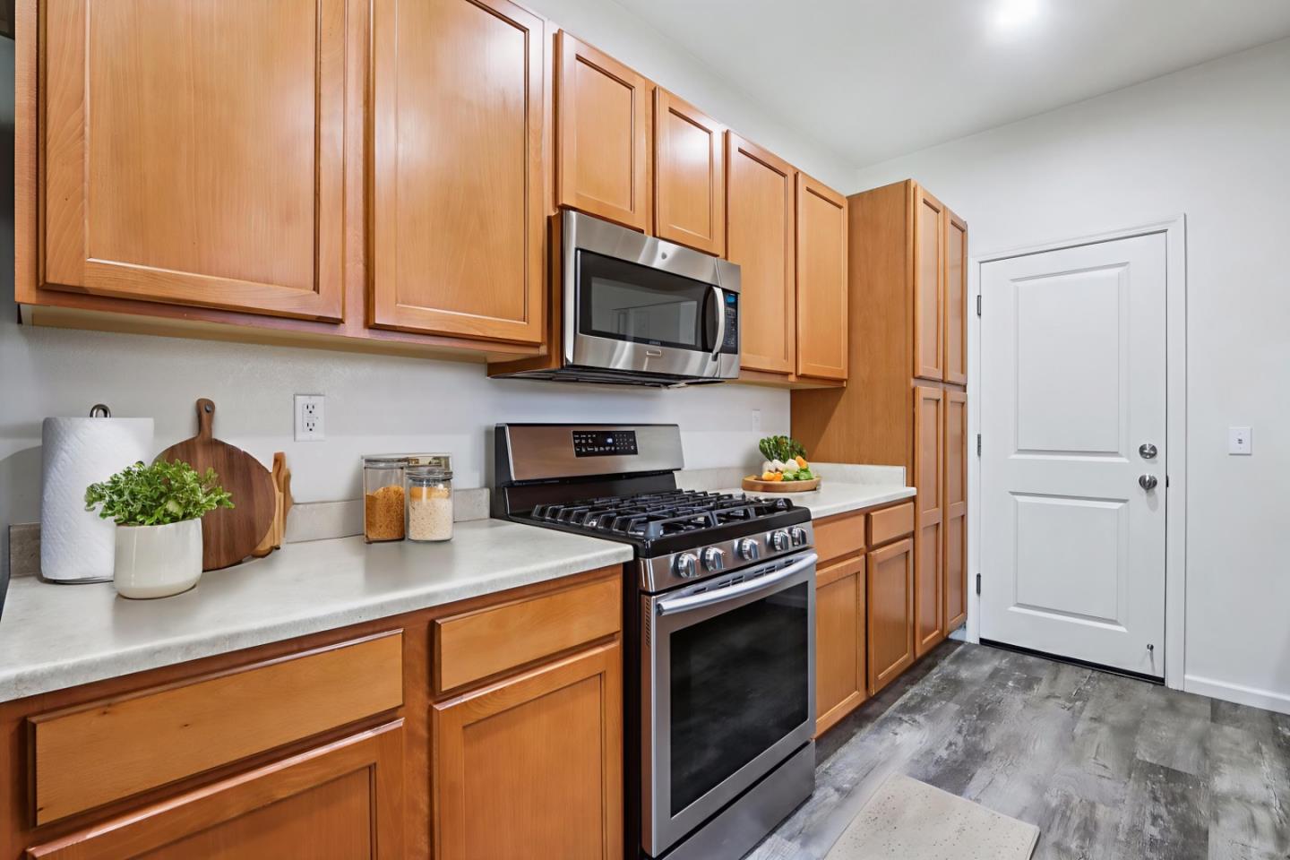 Detail Gallery Image 4 of 18 For 2564 N Village Dr, Santa Rosa,  CA 95403 - 4 Beds | 2/1 Baths