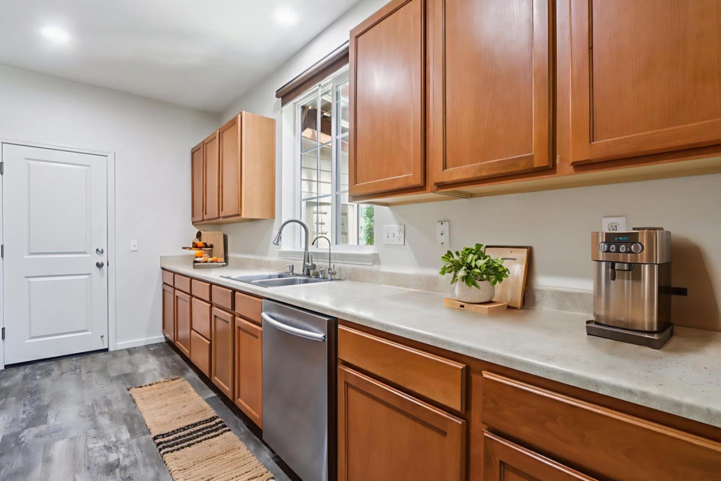 Detail Gallery Image 5 of 18 For 2564 N Village Dr, Santa Rosa,  CA 95403 - 4 Beds | 2/1 Baths