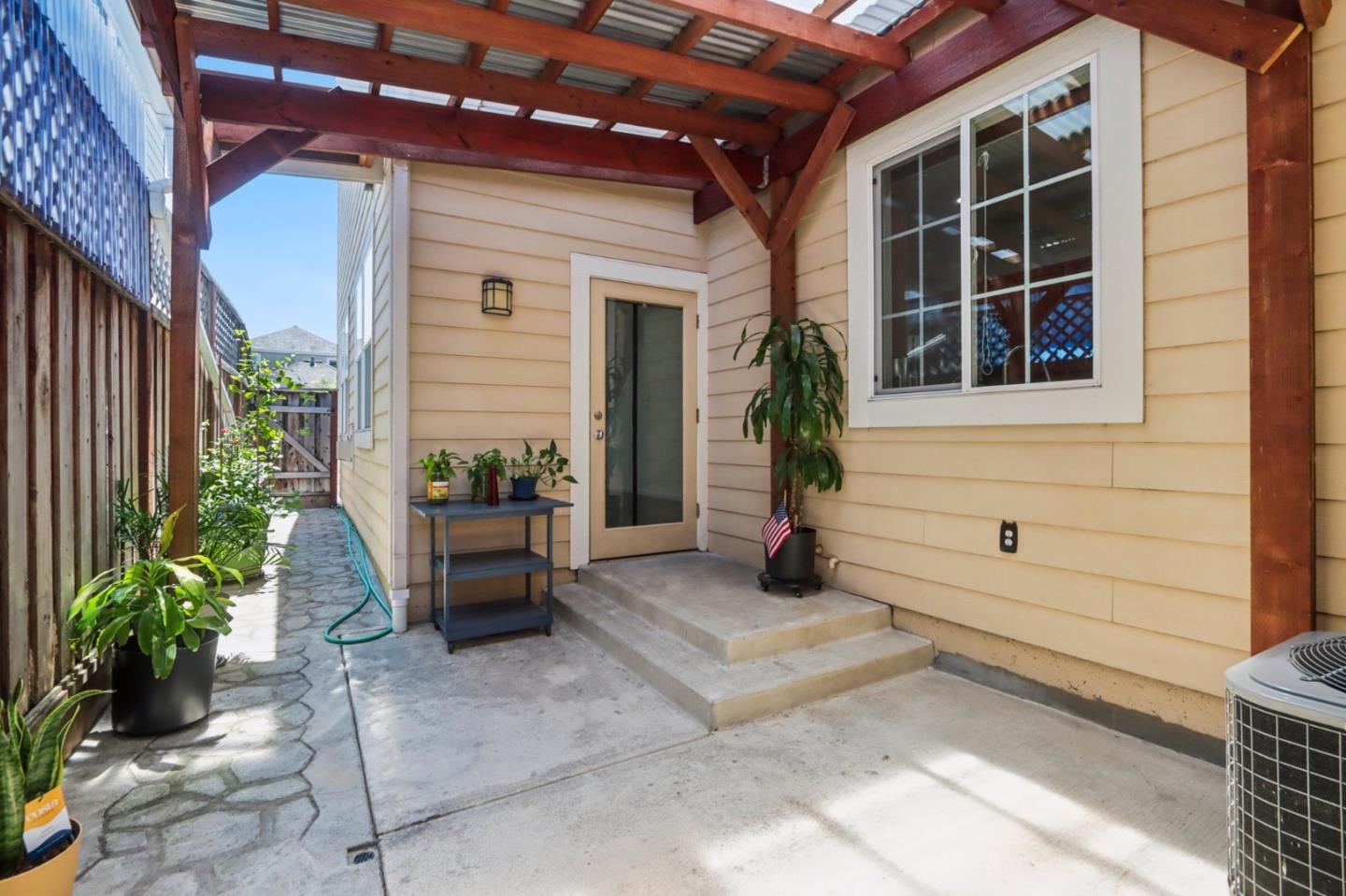 Detail Gallery Image 7 of 18 For 2564 N Village Dr, Santa Rosa,  CA 95403 - 4 Beds | 2/1 Baths