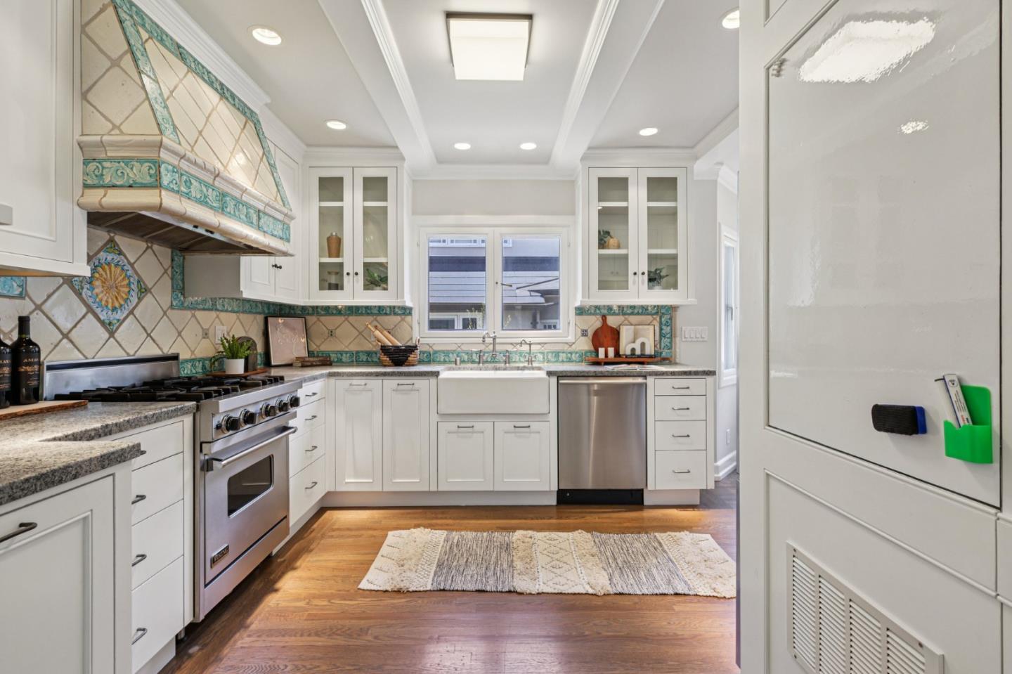 Detail Gallery Image 10 of 51 For 2404 Hillside Dr, Burlingame,  CA 94010 - 4 Beds | 4 Baths