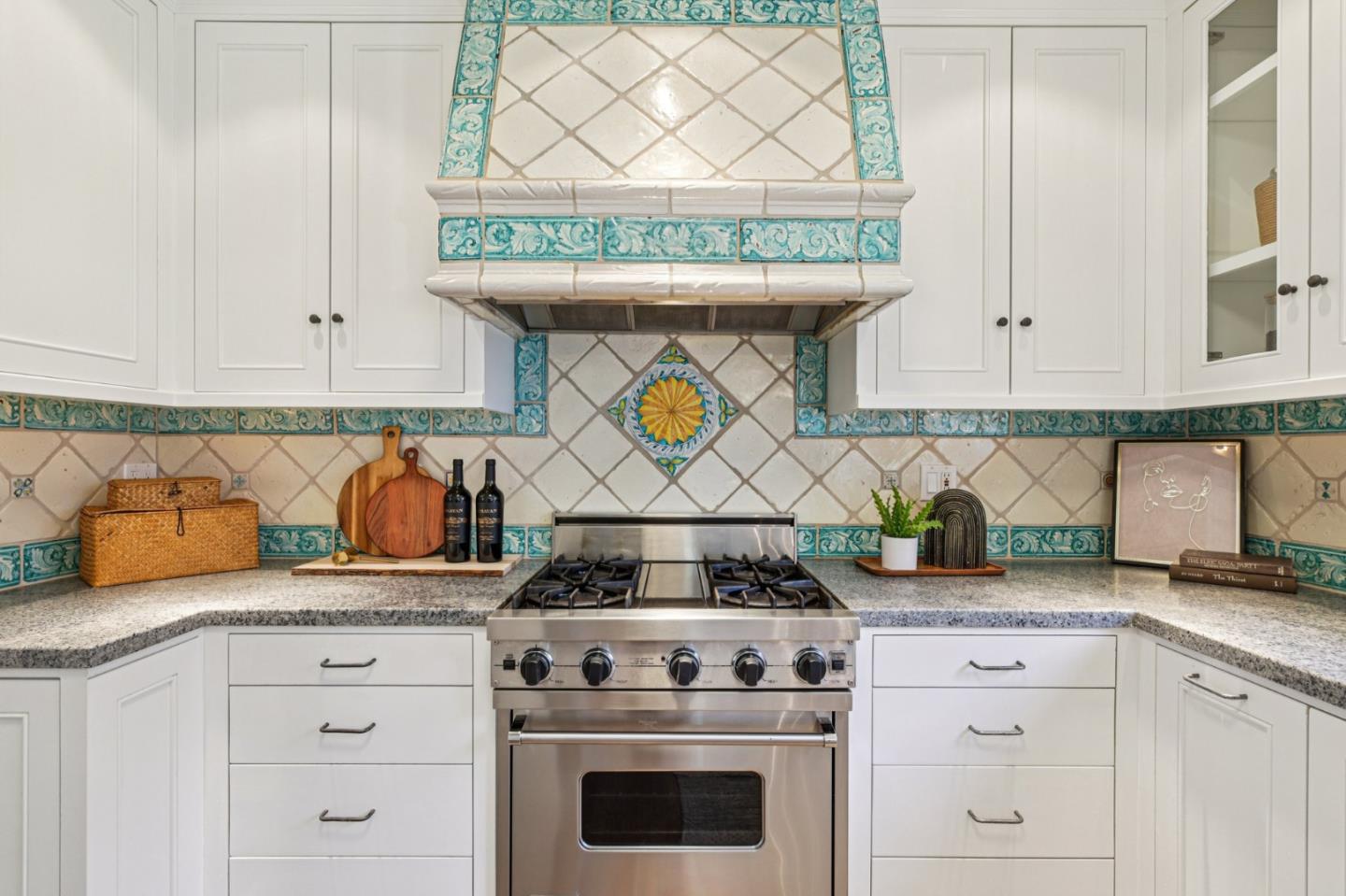 Detail Gallery Image 12 of 51 For 2404 Hillside Dr, Burlingame,  CA 94010 - 4 Beds | 4 Baths