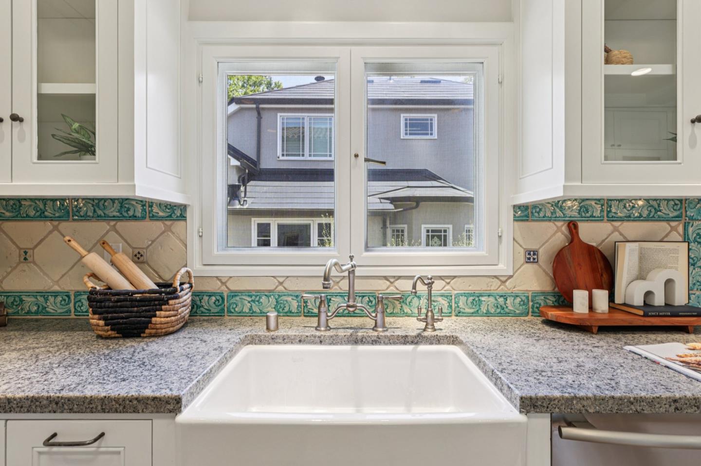 Detail Gallery Image 13 of 51 For 2404 Hillside Dr, Burlingame,  CA 94010 - 4 Beds | 4 Baths