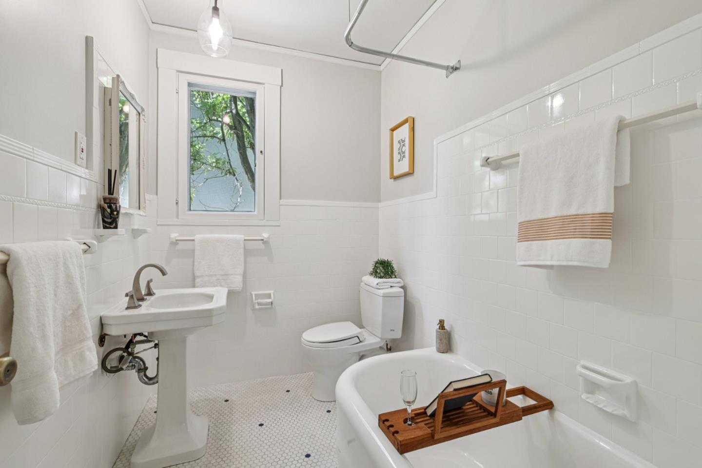 Detail Gallery Image 19 of 51 For 2404 Hillside Dr, Burlingame,  CA 94010 - 4 Beds | 4 Baths