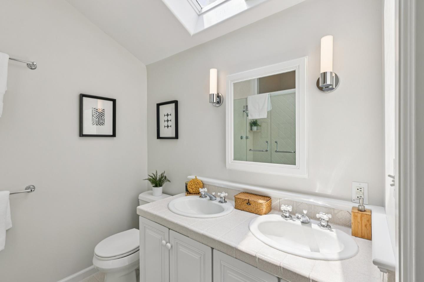 Detail Gallery Image 26 of 51 For 2404 Hillside Dr, Burlingame,  CA 94010 - 4 Beds | 4 Baths