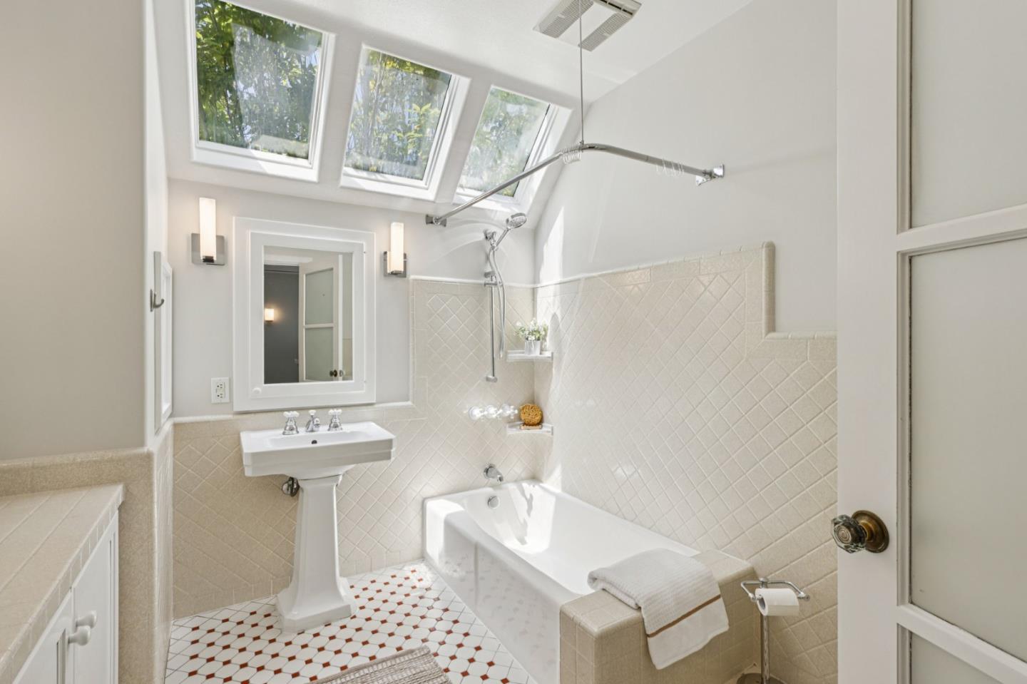 Detail Gallery Image 32 of 51 For 2404 Hillside Dr, Burlingame,  CA 94010 - 4 Beds | 4 Baths