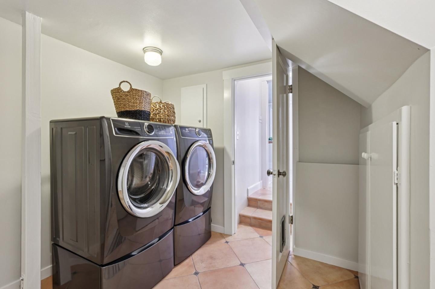 Detail Gallery Image 38 of 51 For 2404 Hillside Dr, Burlingame,  CA 94010 - 4 Beds | 4 Baths