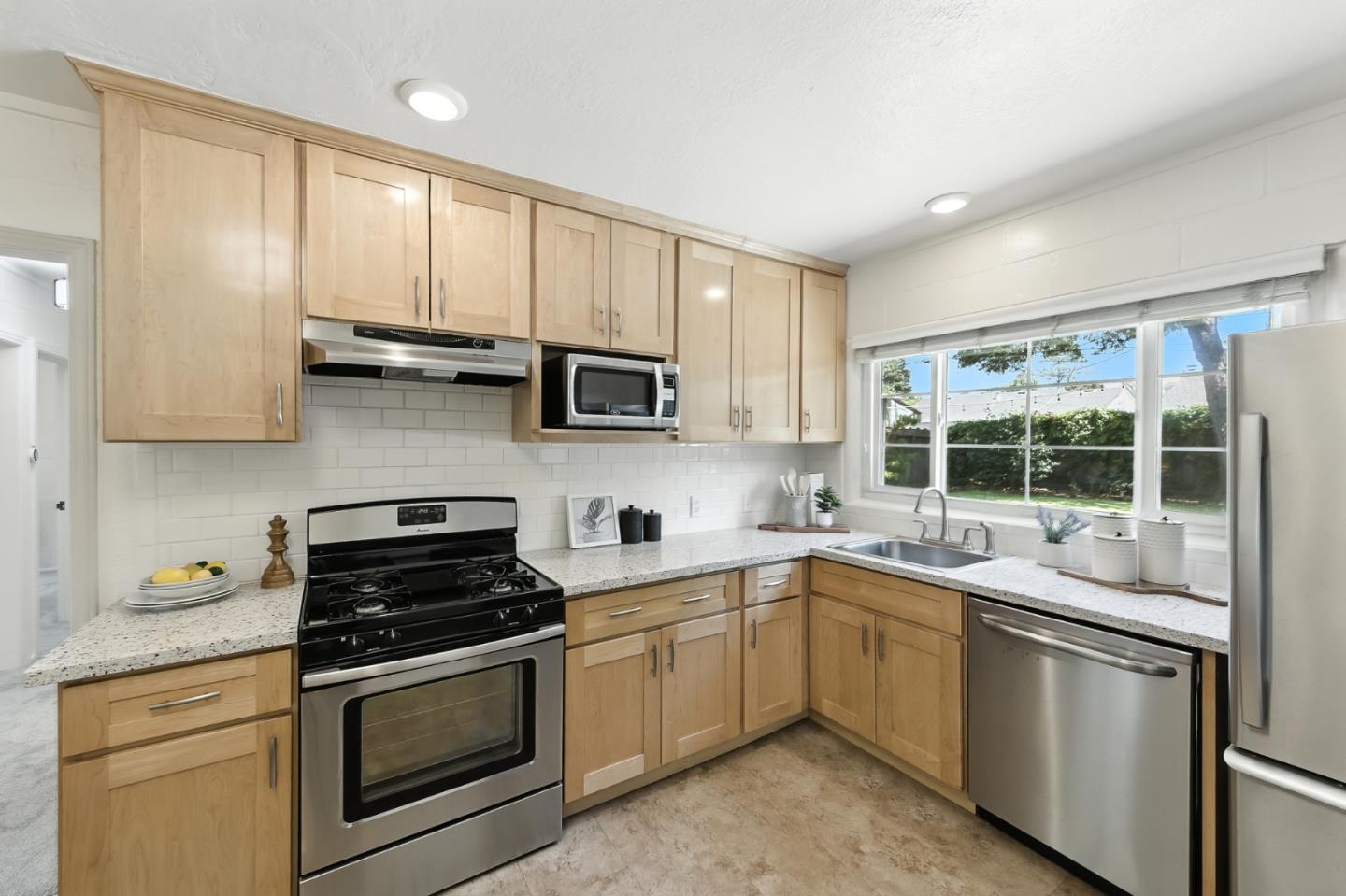Detail Gallery Image 4 of 26 For 1043 Northwood Dr, San Carlos,  CA 94070 - 2 Beds | 1 Baths