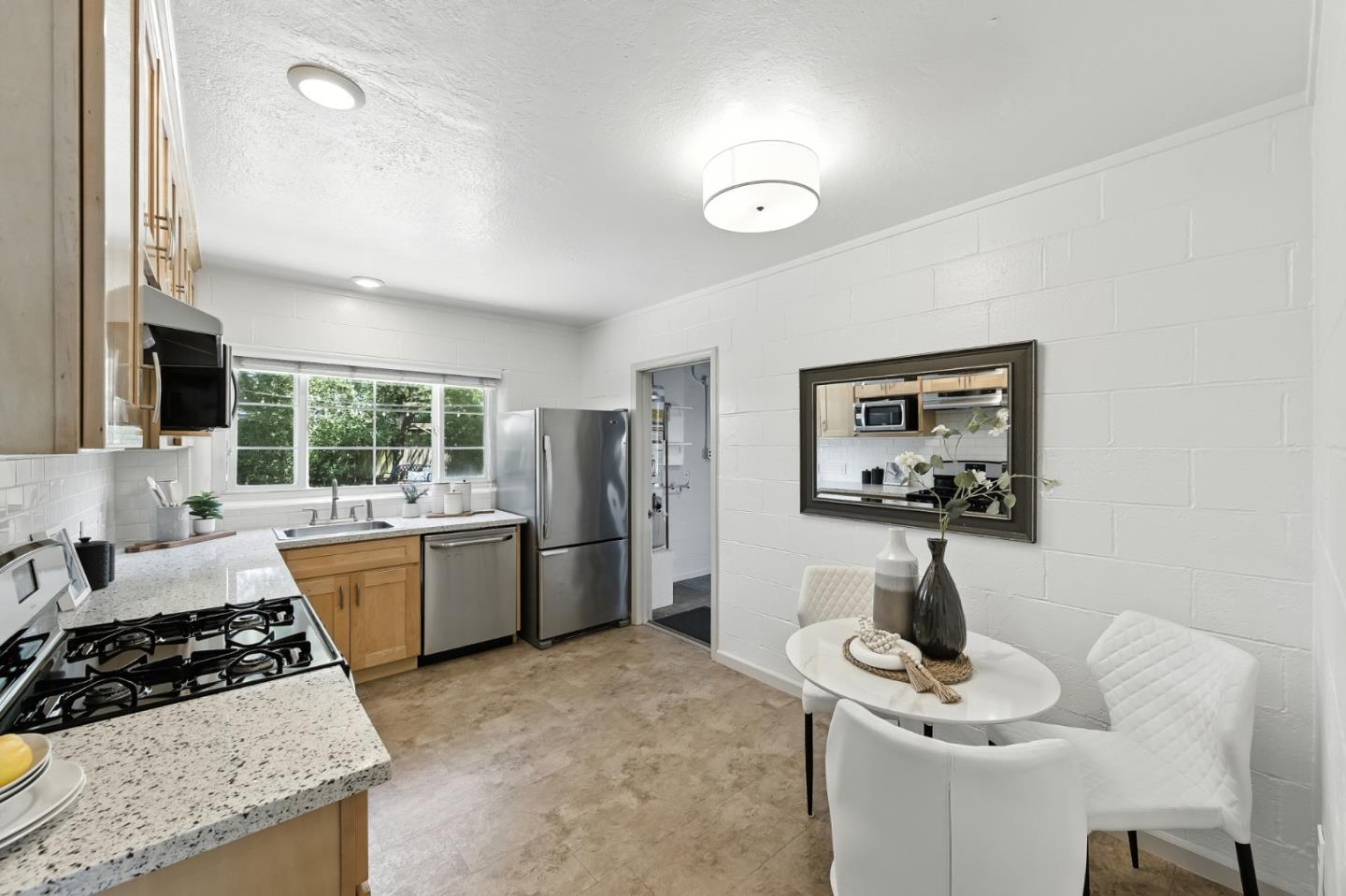 Detail Gallery Image 7 of 26 For 1043 Northwood Dr, San Carlos,  CA 94070 - 2 Beds | 1 Baths