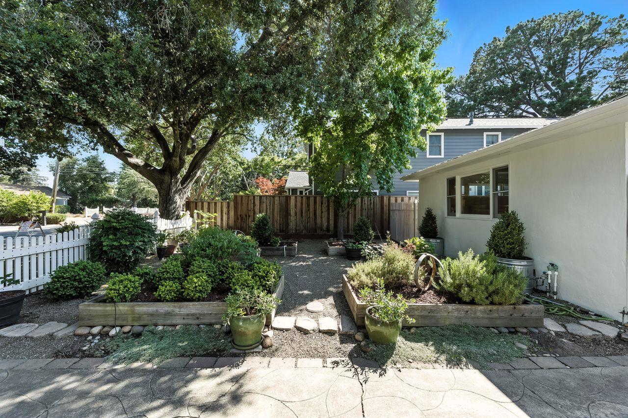 Detail Gallery Image 4 of 37 For 1422 W Selby Ln, Redwood City,  CA 94061 - 3 Beds | 2 Baths