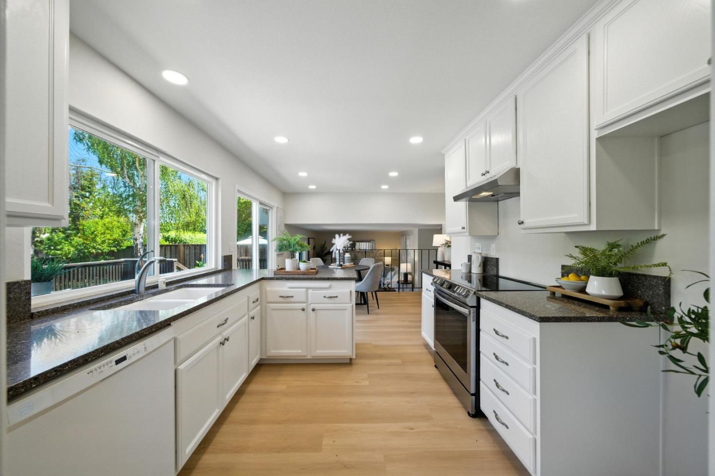 Detail Gallery Image 11 of 36 For 4608 Royal Garden Pl, San Jose,  CA 95136 - 4 Beds | 2/1 Baths