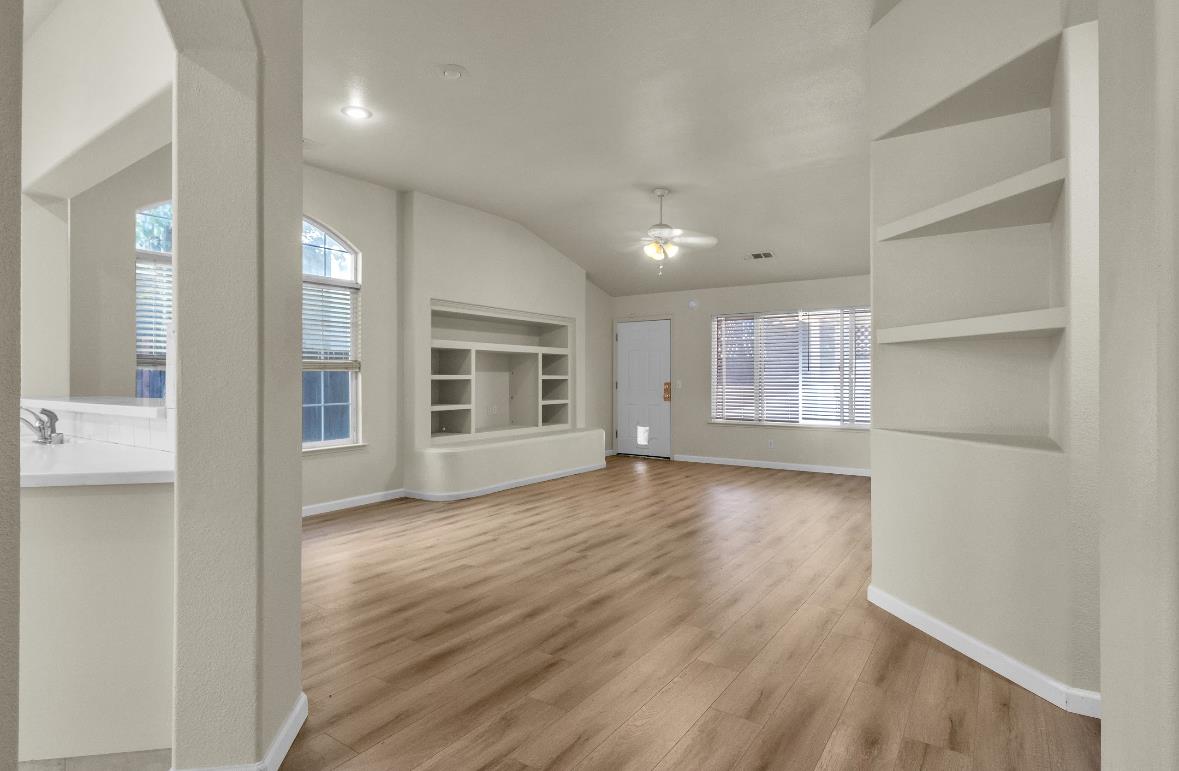 Detail Gallery Image 3 of 33 For 1916 Fall Brook Ct, Merced,  CA 95340 - 3 Beds | 2 Baths