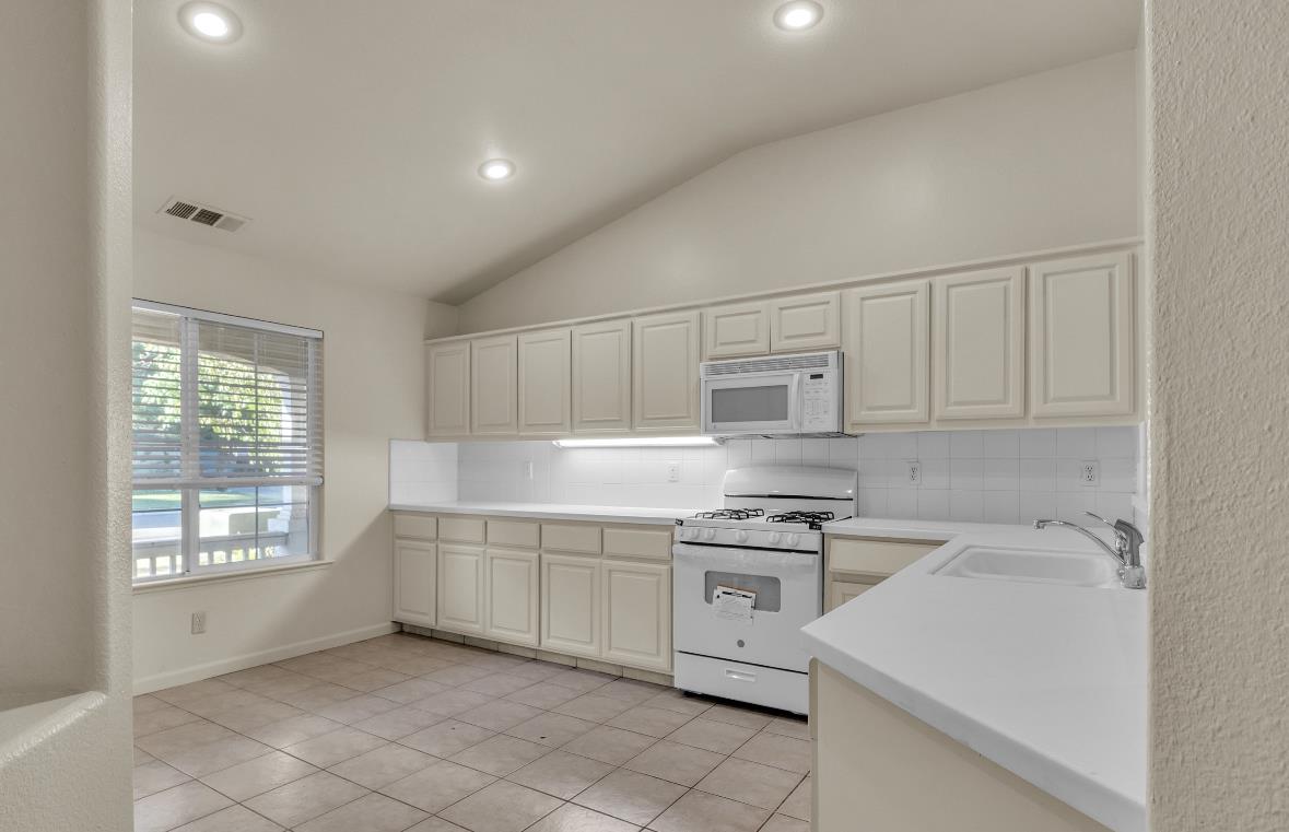Detail Gallery Image 4 of 33 For 1916 Fall Brook Ct, Merced,  CA 95340 - 3 Beds | 2 Baths