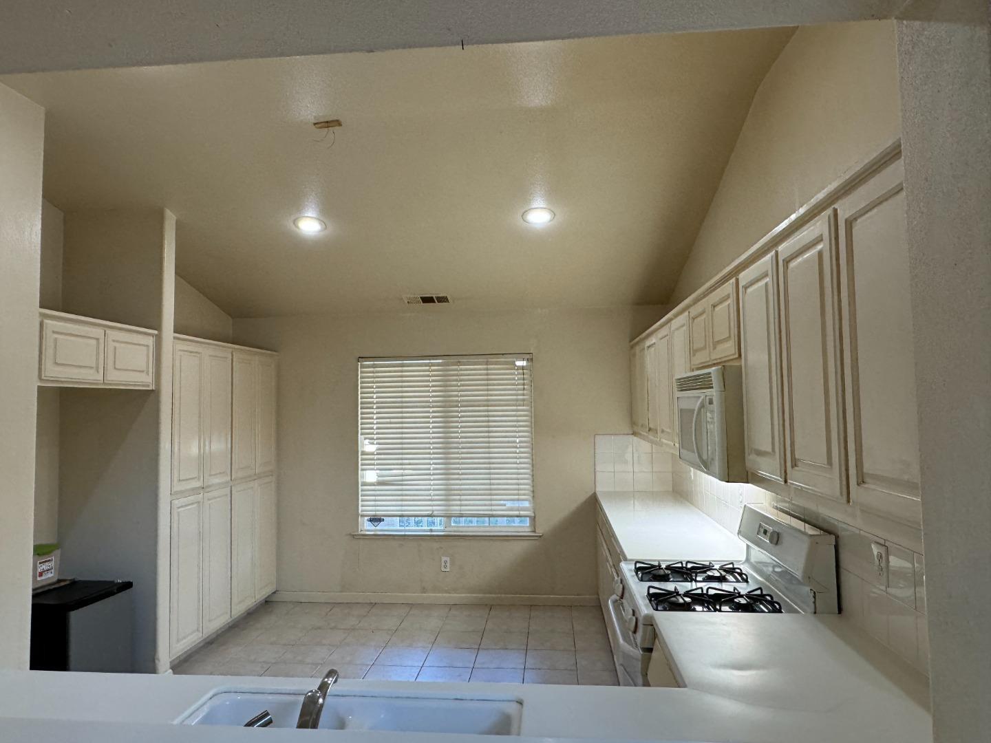 Detail Gallery Image 7 of 33 For 1916 Fall Brook Ct, Merced,  CA 95340 - 3 Beds | 2 Baths