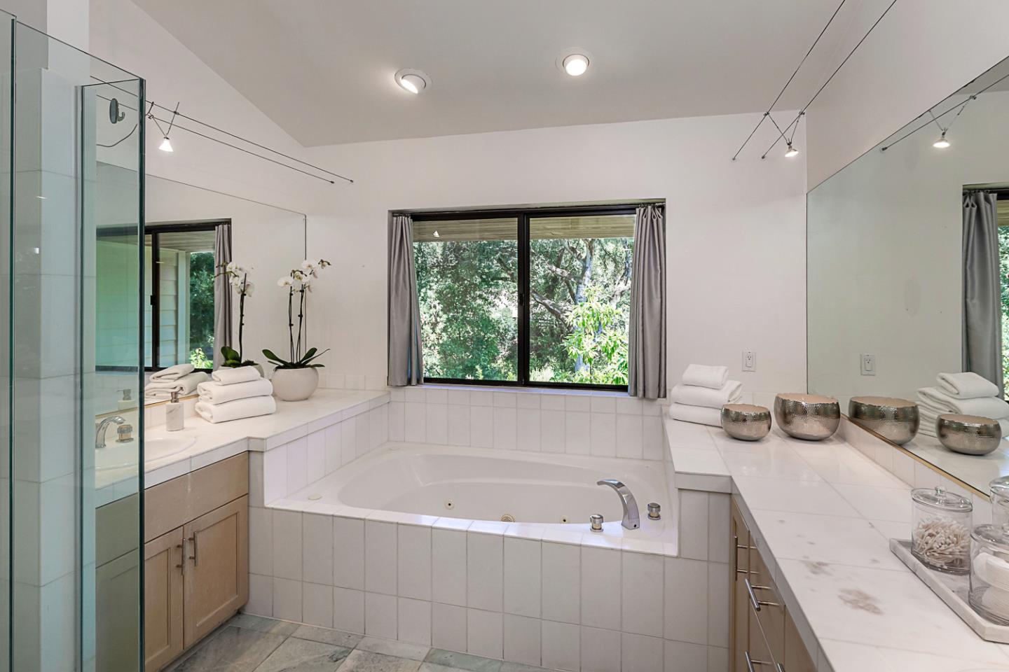 Detail Gallery Image 25 of 59 For 3 Oak Forest Ct, Portola Valley,  CA 94028 - 6 Beds | 5/1 Baths