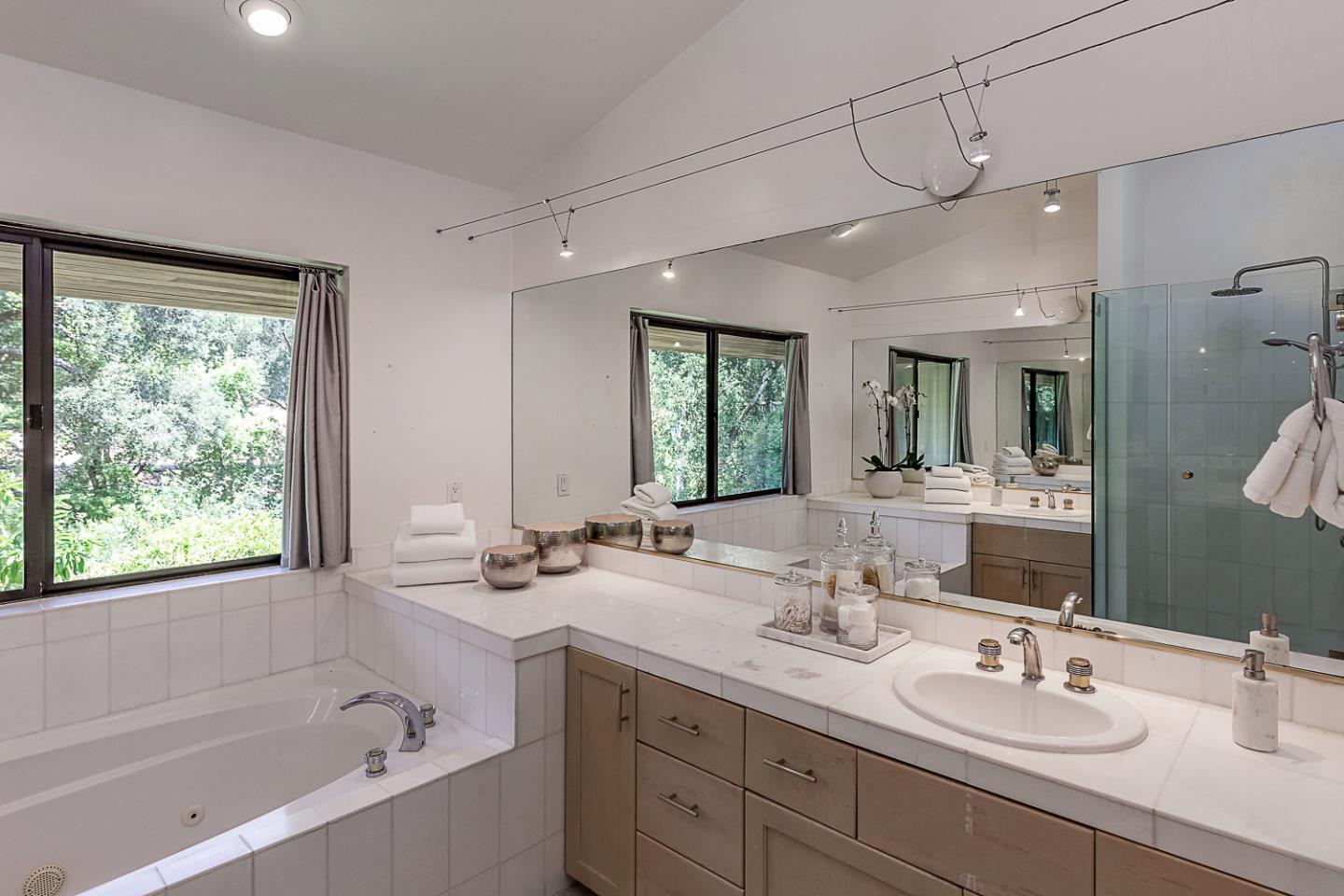 Detail Gallery Image 27 of 59 For 3 Oak Forest Ct, Portola Valley,  CA 94028 - 6 Beds | 5/1 Baths