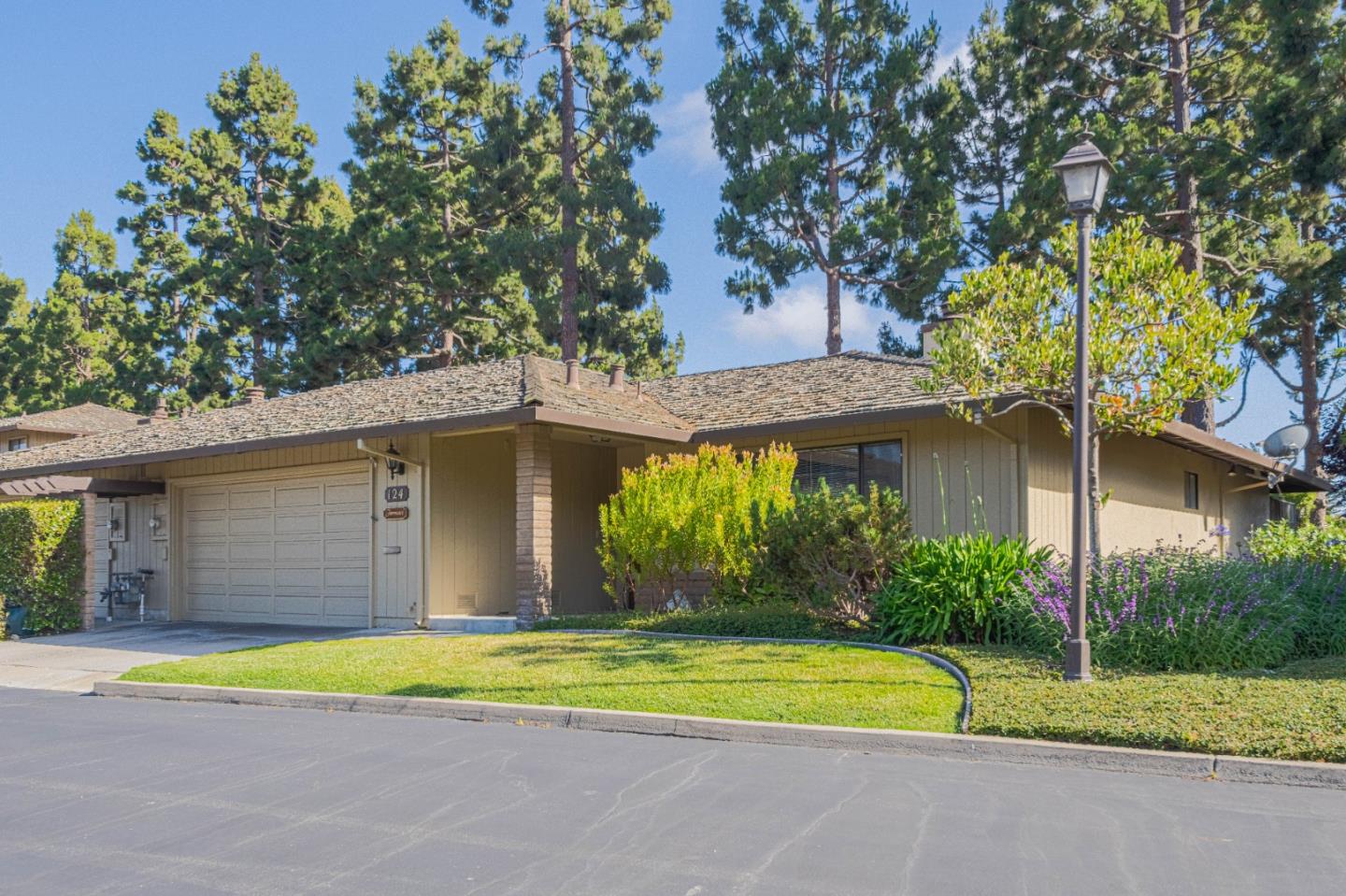 Detail Gallery Image 2 of 15 For 330 Woodside Dr #124,  Salinas,  CA 93901 - 2 Beds | 2 Baths