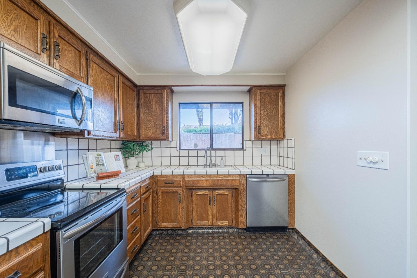 Detail Gallery Image 8 of 15 For 330 Woodside Dr #124,  Salinas,  CA 93901 - 2 Beds | 2 Baths