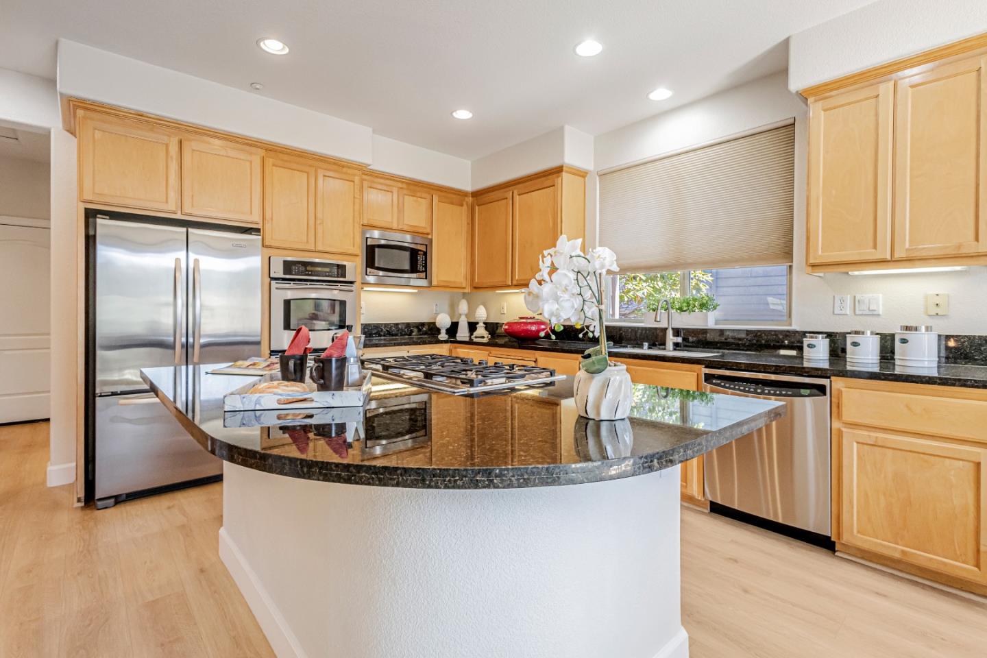 Detail Gallery Image 10 of 66 For 33 Lupine Valley Ct, Brisbane,  CA 94005 - 4 Beds | 2/1 Baths