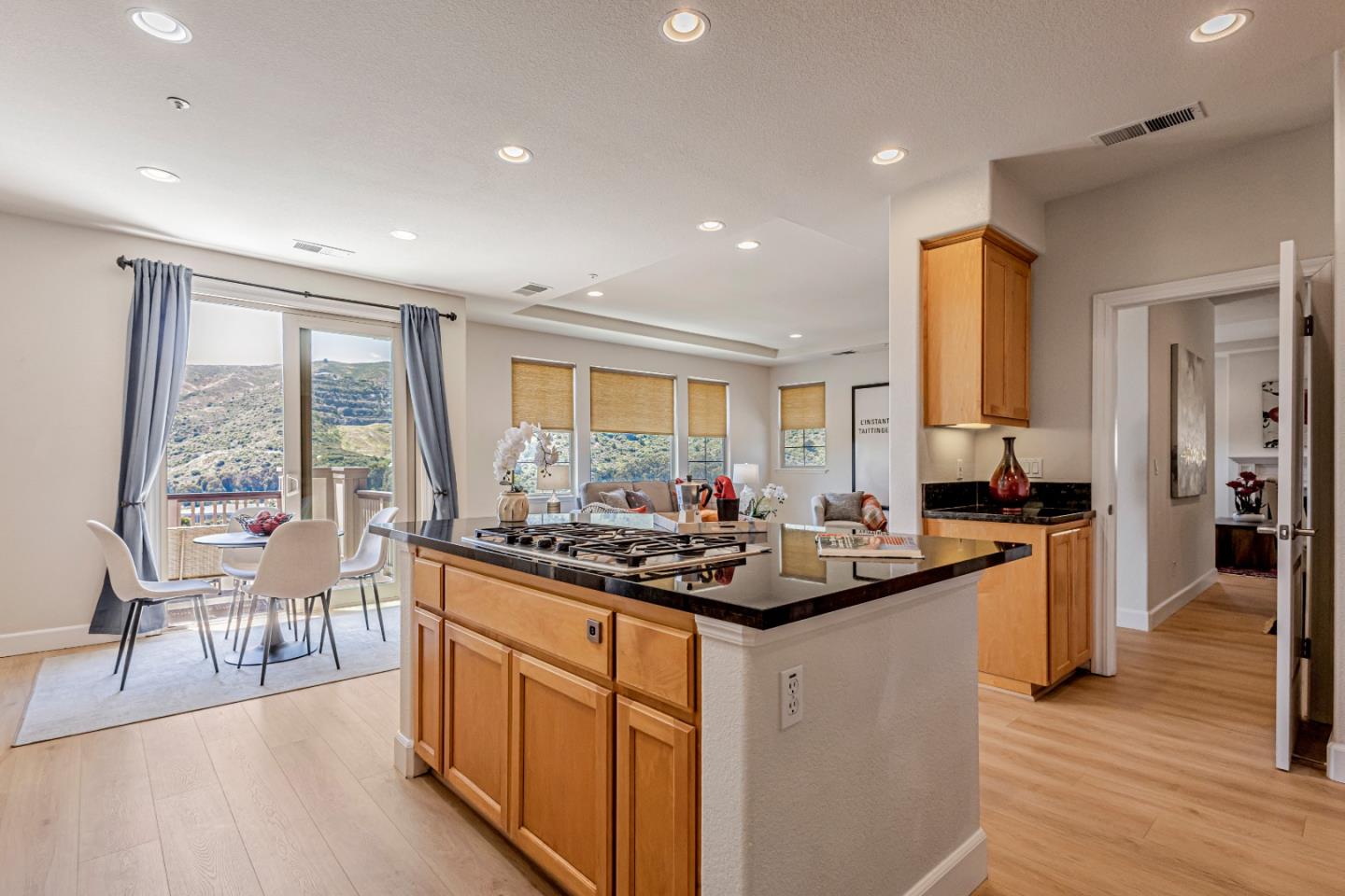 Detail Gallery Image 12 of 66 For 33 Lupine Valley Ct, Brisbane,  CA 94005 - 4 Beds | 2/1 Baths