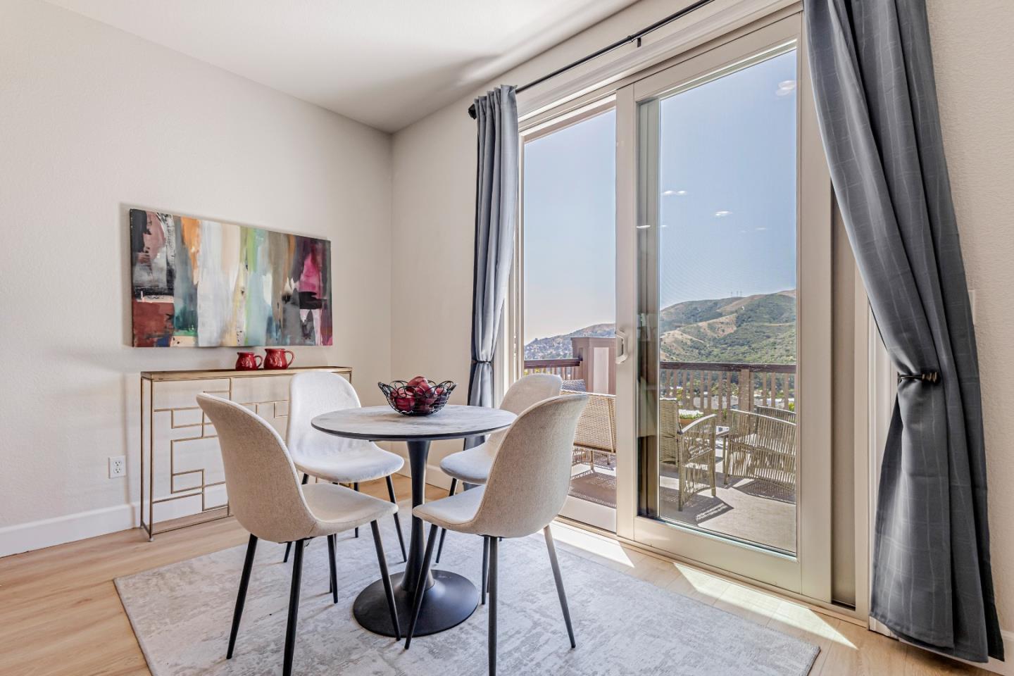 Detail Gallery Image 13 of 66 For 33 Lupine Valley Ct, Brisbane,  CA 94005 - 4 Beds | 2/1 Baths