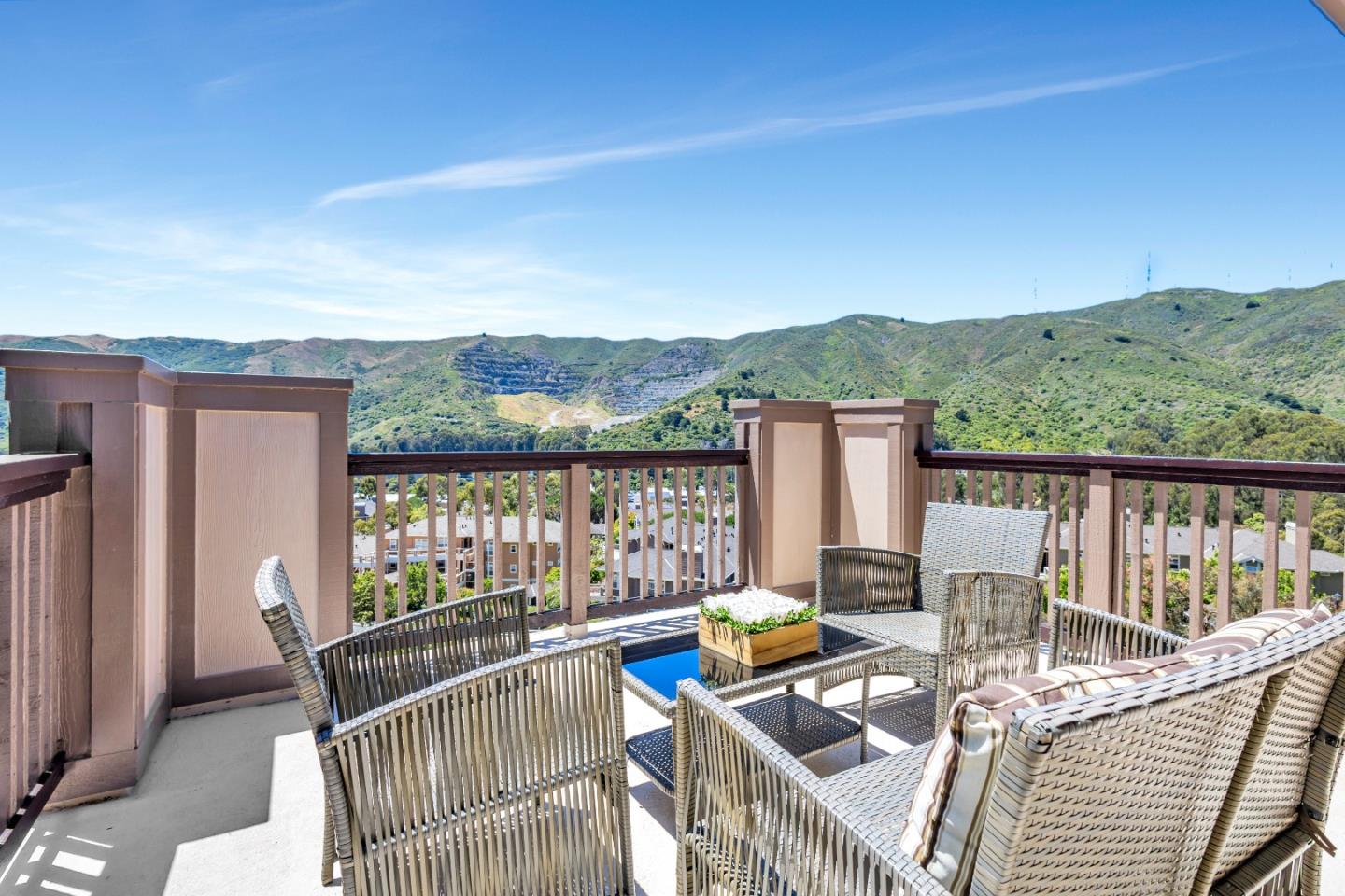 Detail Gallery Image 14 of 66 For 33 Lupine Valley Ct, Brisbane,  CA 94005 - 4 Beds | 2/1 Baths