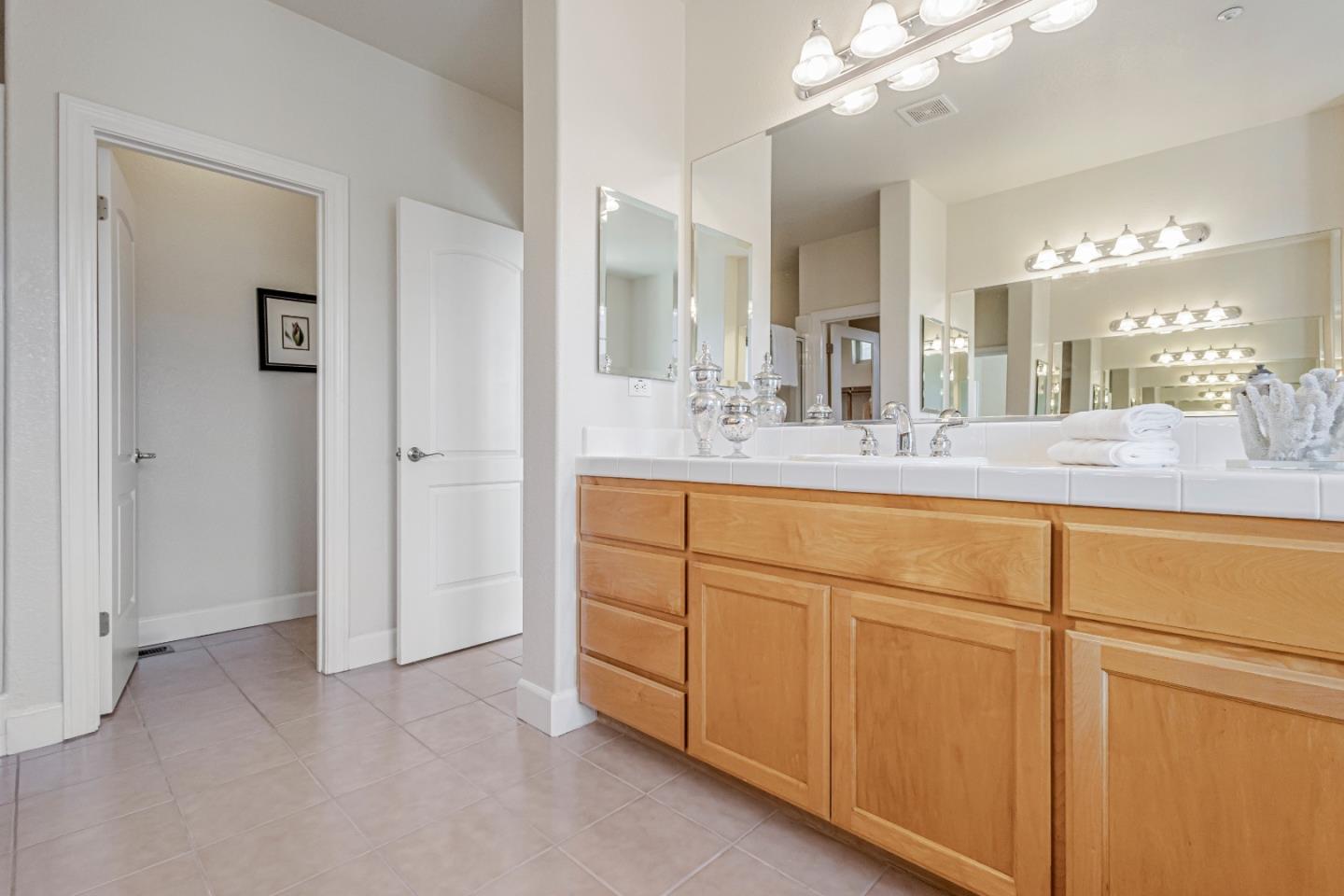 Detail Gallery Image 43 of 66 For 33 Lupine Valley Ct, Brisbane,  CA 94005 - 4 Beds | 2/1 Baths