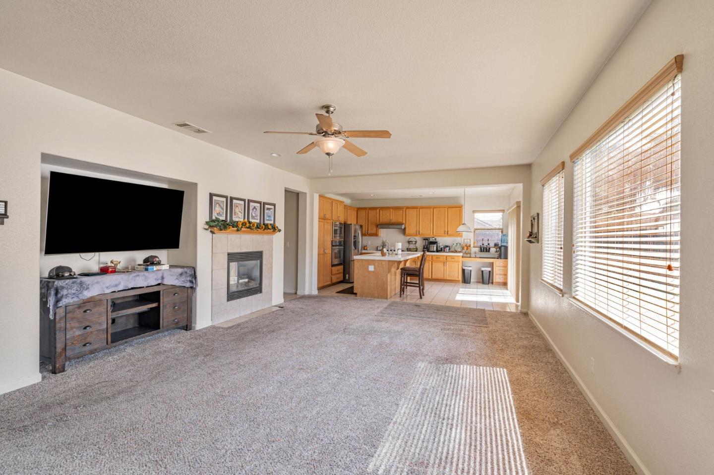 Detail Gallery Image 12 of 56 For 367 Sunburst St, Los Banos,  CA 93635 - 6 Beds | 3 Baths