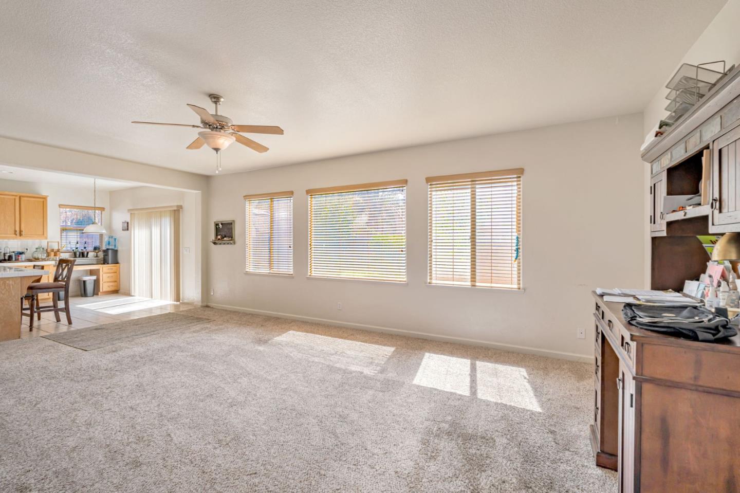 Detail Gallery Image 8 of 56 For 367 Sunburst St, Los Banos,  CA 93635 - 6 Beds | 3 Baths