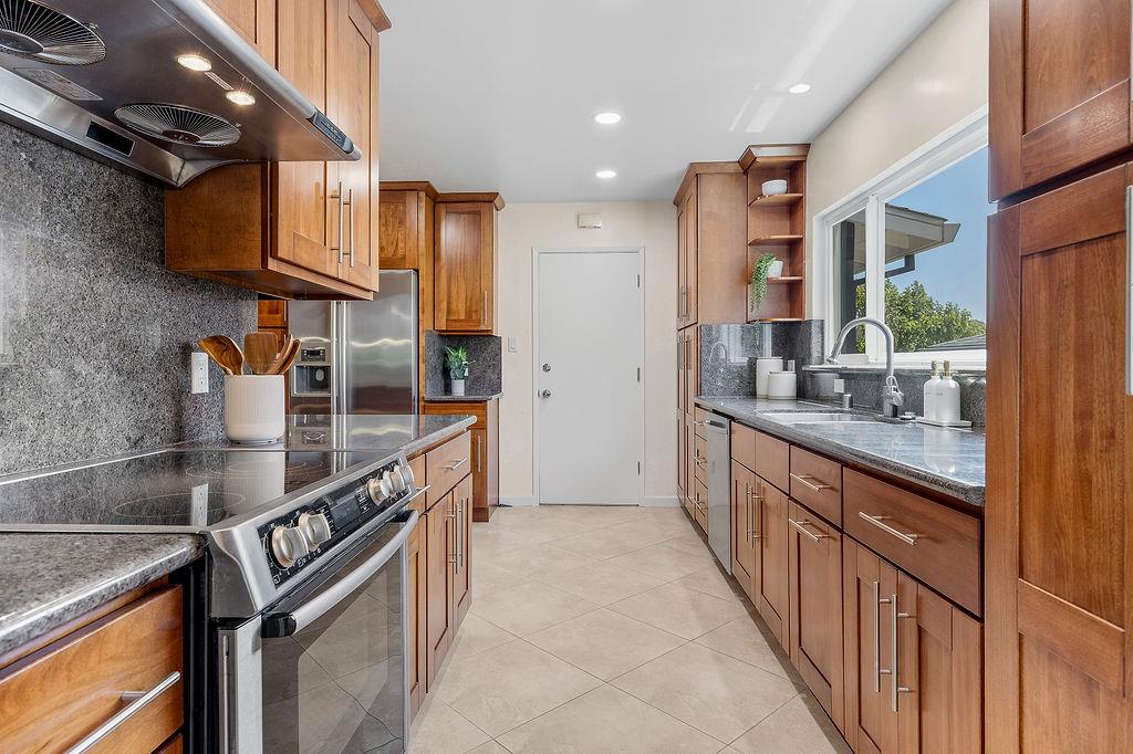 Detail Gallery Image 10 of 28 For 1121 Vermont Way, San Bruno,  CA 94066 - 3 Beds | 2 Baths