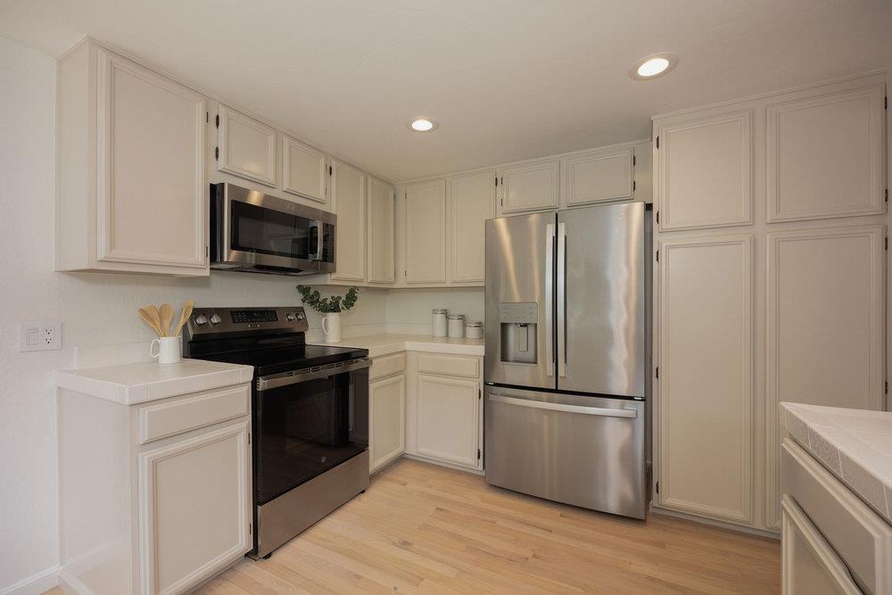 Detail Gallery Image 8 of 38 For 2008 Touraine Ln, Half Moon Bay,  CA 94019 - 4 Beds | 3 Baths