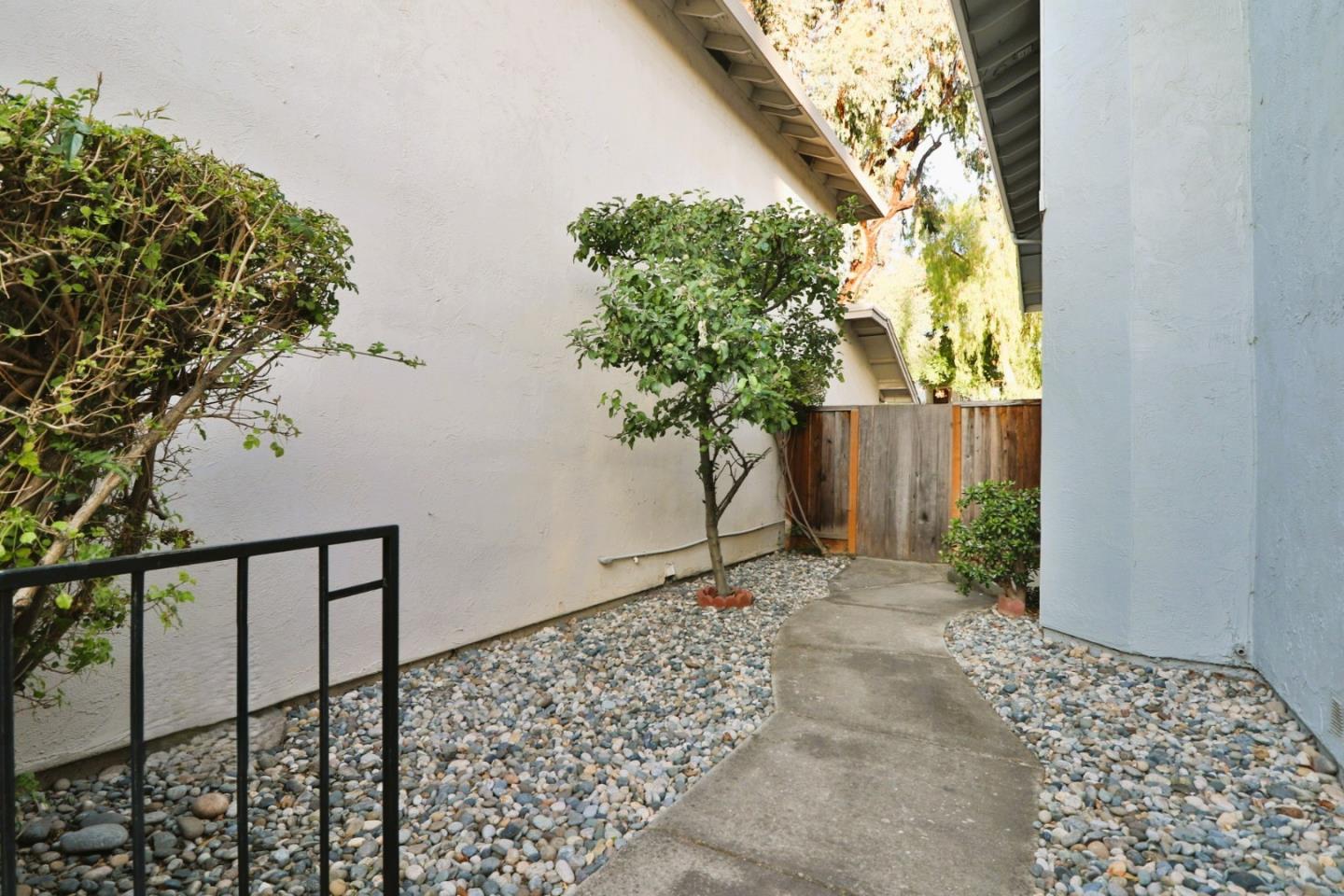 Detail Gallery Image 4 of 37 For 1944 N Star Cir, San Jose,  CA 95131 - 2 Beds | 2/1 Baths
