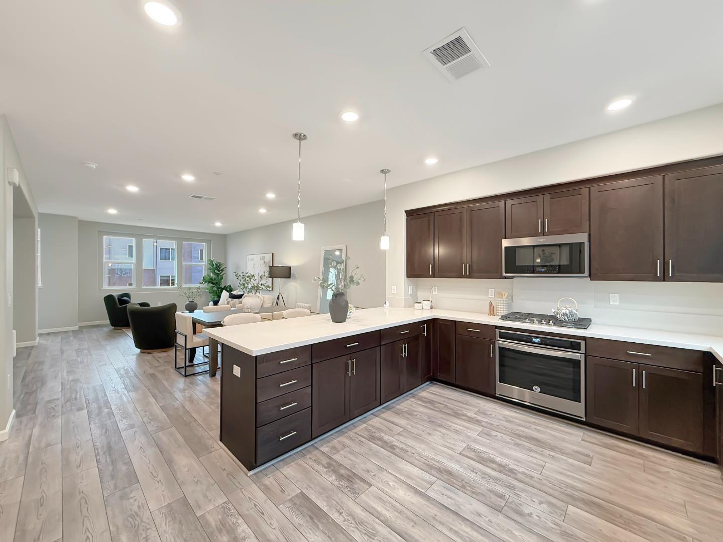 Detail Gallery Image 11 of 35 For 262 Agustin Narvaez St #3,  San Jose,  CA 95136 - 3 Beds | 3/1 Baths