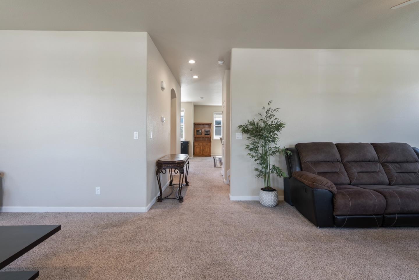 Detail Gallery Image 6 of 37 For 655 Lewis St, King City,  CA 93930 - 4 Beds | 2/1 Baths