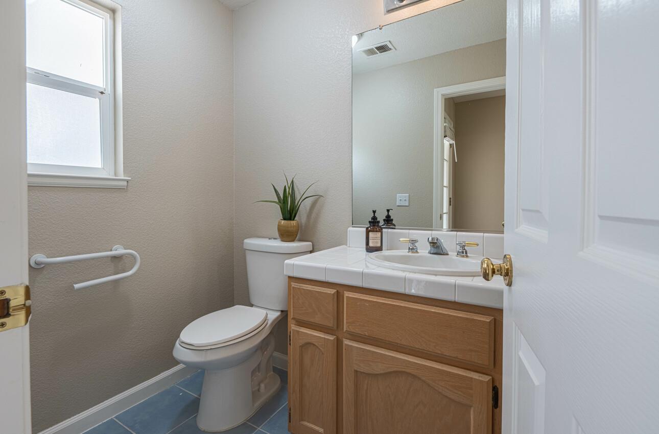 Detail Gallery Image 11 of 42 For 1016 Newington St, Salinas,  CA 93906 - 4 Beds | 2/1 Baths