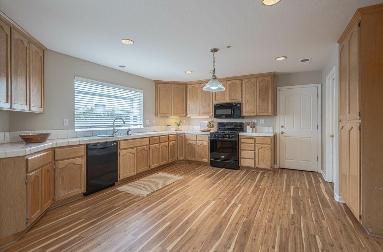 Detail Gallery Image 12 of 42 For 1016 Newington St, Salinas,  CA 93906 - 4 Beds | 2/1 Baths