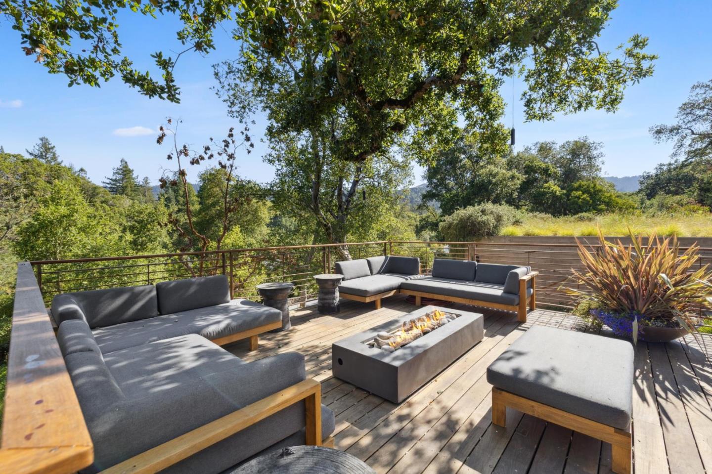 Detail Gallery Image 10 of 52 For 22 Grove Dr, Portola Valley,  CA 94028 - 3 Beds | 3 Baths