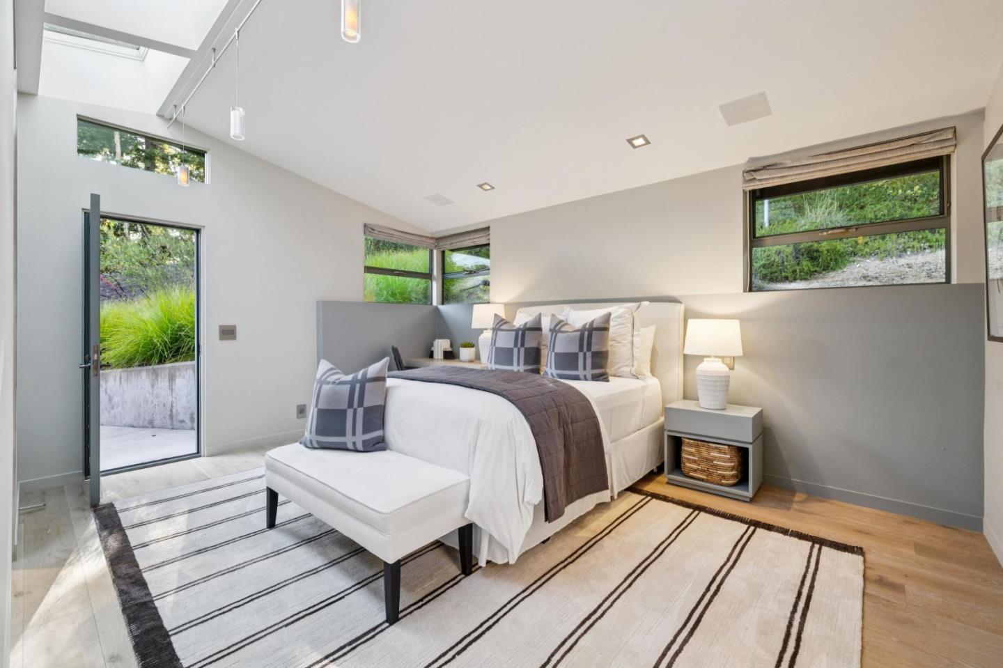 Detail Gallery Image 28 of 52 For 22 Grove Dr, Portola Valley,  CA 94028 - 3 Beds | 3 Baths