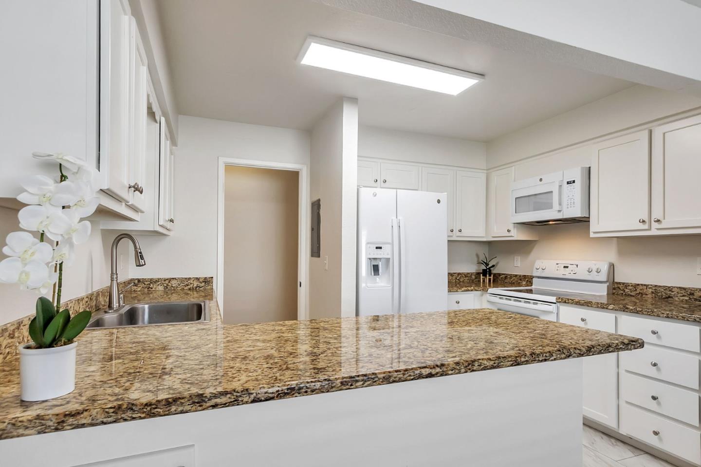 Detail Gallery Image 5 of 27 For 5535 Sean Cir #61,  San Jose,  CA 95123 - 3 Beds | 2 Baths