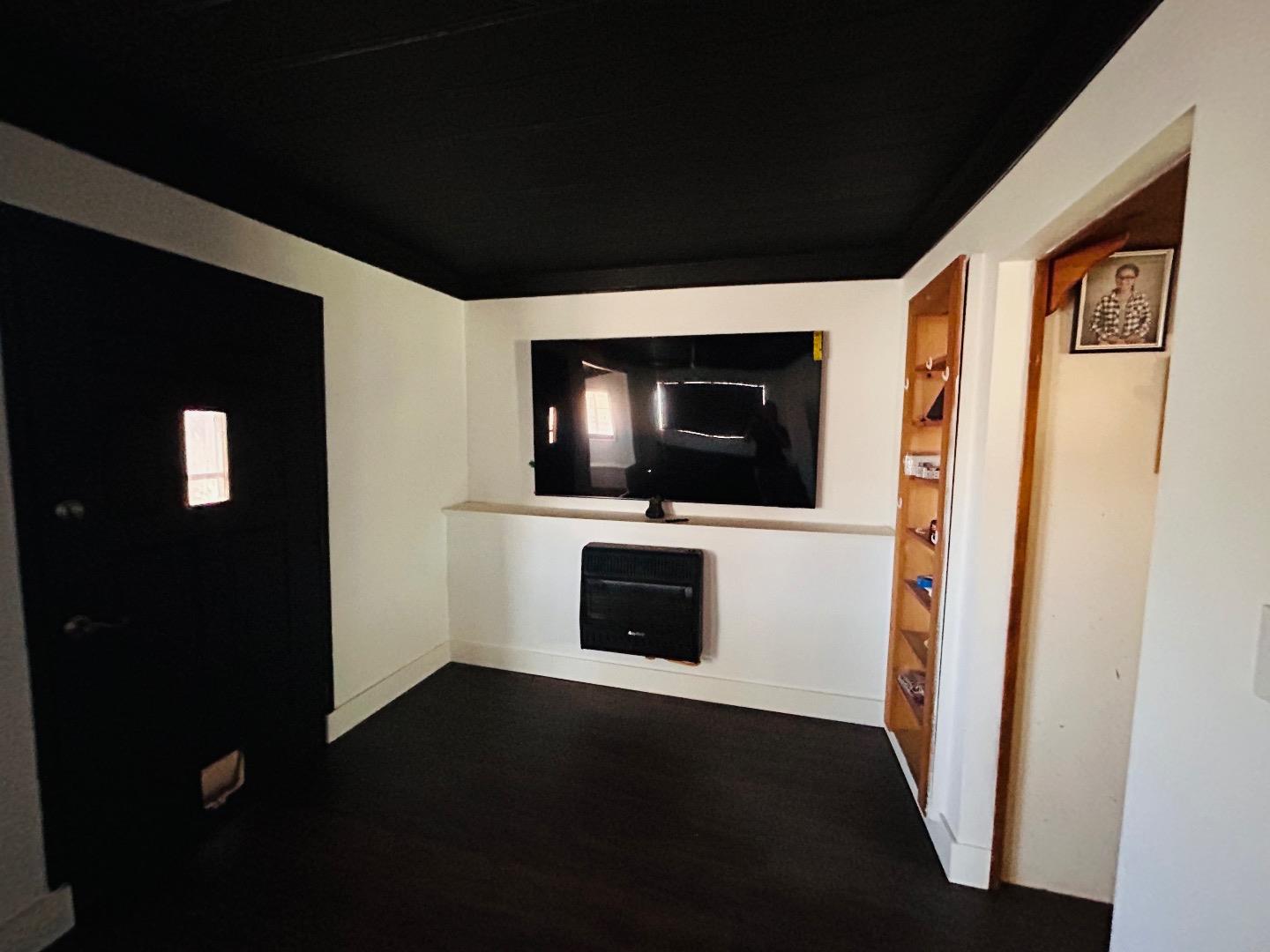 Detail Gallery Image 6 of 9 For 2160 Pacheco Pass Hwy, Gilroy,  CA 95020 - 2 Beds | 1 Baths