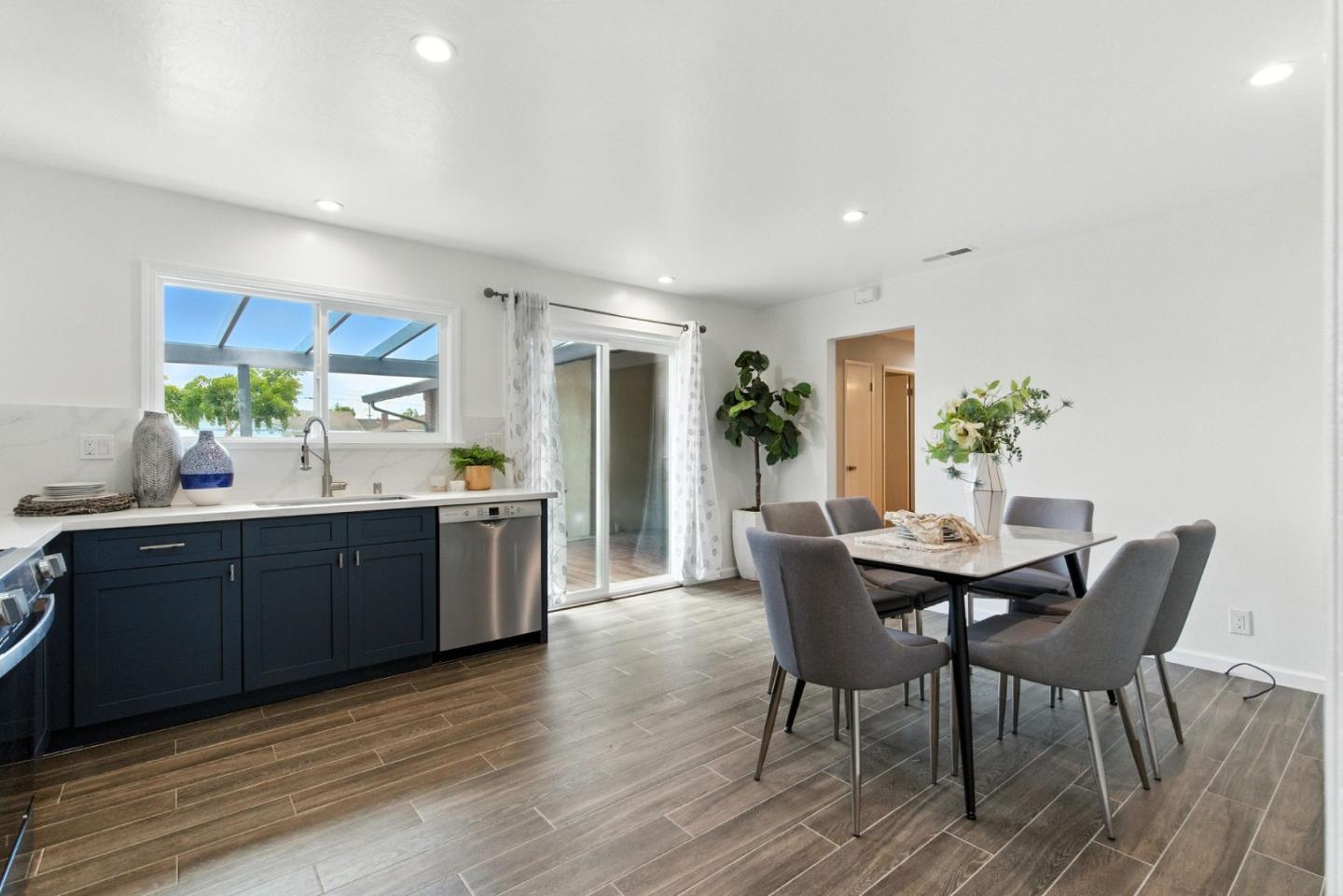 Detail Gallery Image 10 of 37 For 1017 Island Dr, Alameda,  CA 94502 - 3 Beds | 2 Baths