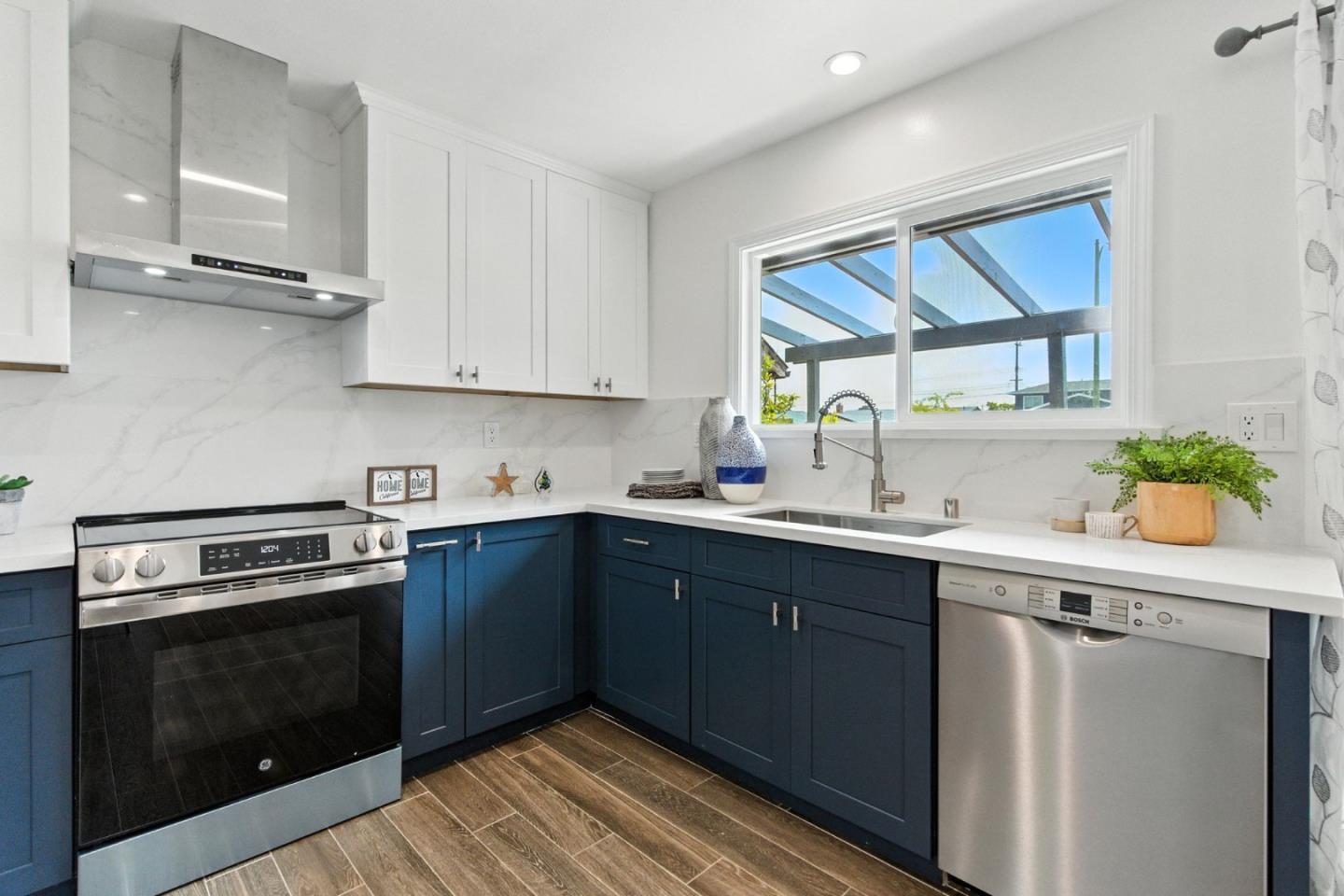 Detail Gallery Image 14 of 37 For 1017 Island Dr, Alameda,  CA 94502 - 3 Beds | 2 Baths