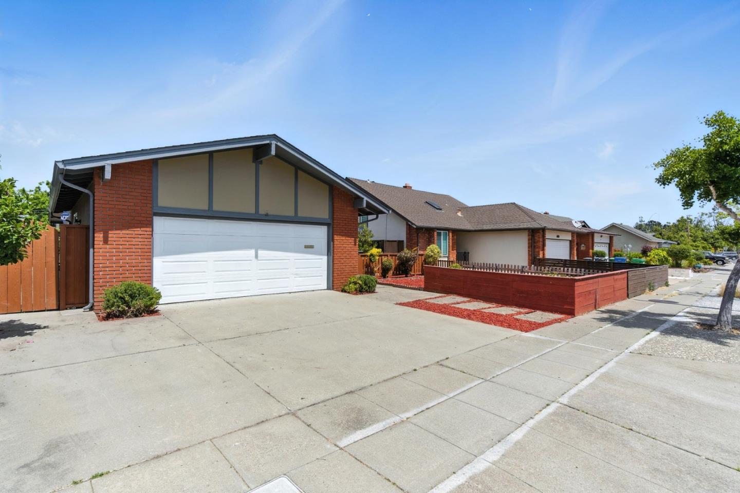 Detail Gallery Image 2 of 37 For 1017 Island Dr, Alameda,  CA 94502 - 3 Beds | 2 Baths