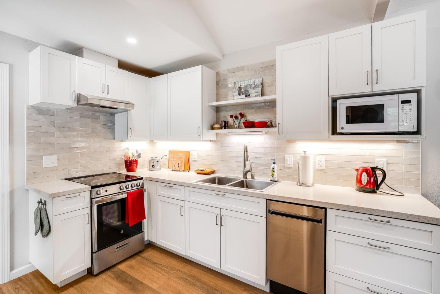 Detail Gallery Image 14 of 19 For 161 Jeter St, Redwood City,  CA 94062 - 5 Beds | 3/1 Baths
