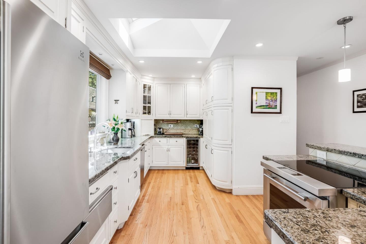 Detail Gallery Image 5 of 19 For 161 Jeter St, Redwood City,  CA 94062 - 5 Beds | 3/1 Baths